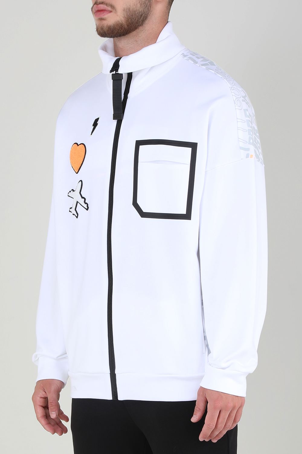 תמונת דוגמן קידמית של סווטשירט מרוכסן עם הדפס גרפי