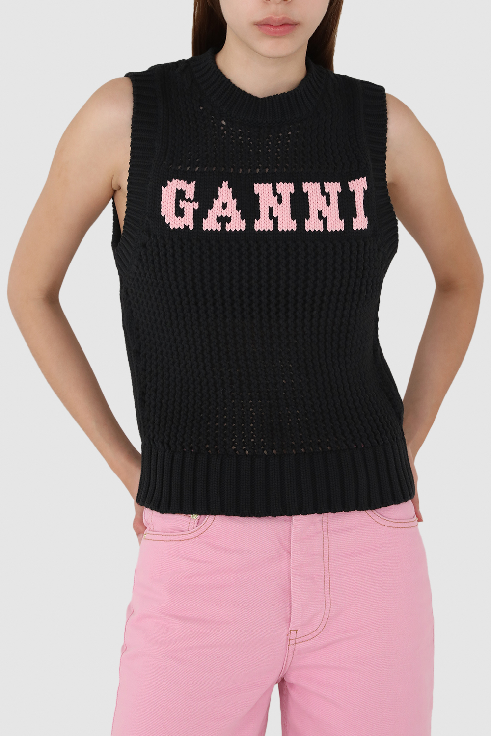 תמונת דוגמן קידמית של אפוד סרוג עם לוגו