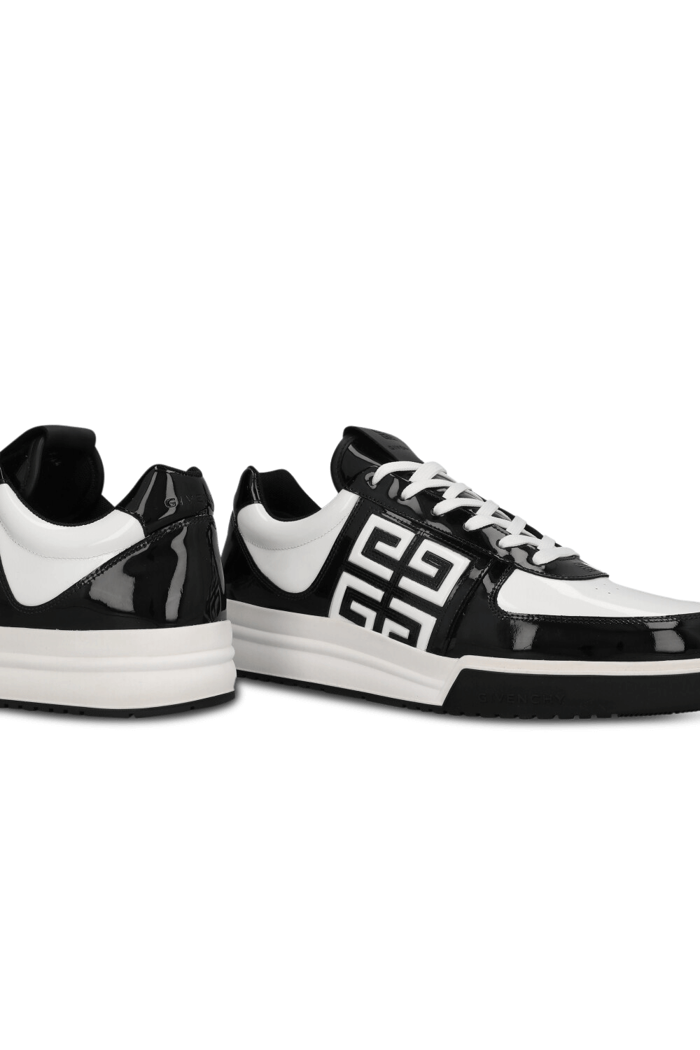 תמונת תקריב של נעלי סניקרס