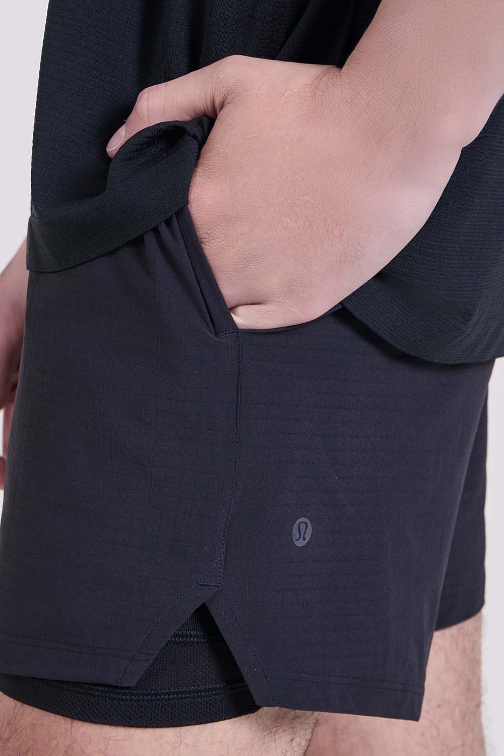 תמונת תקריב דוגמן של Run Crew Ripstop Lined Short 6