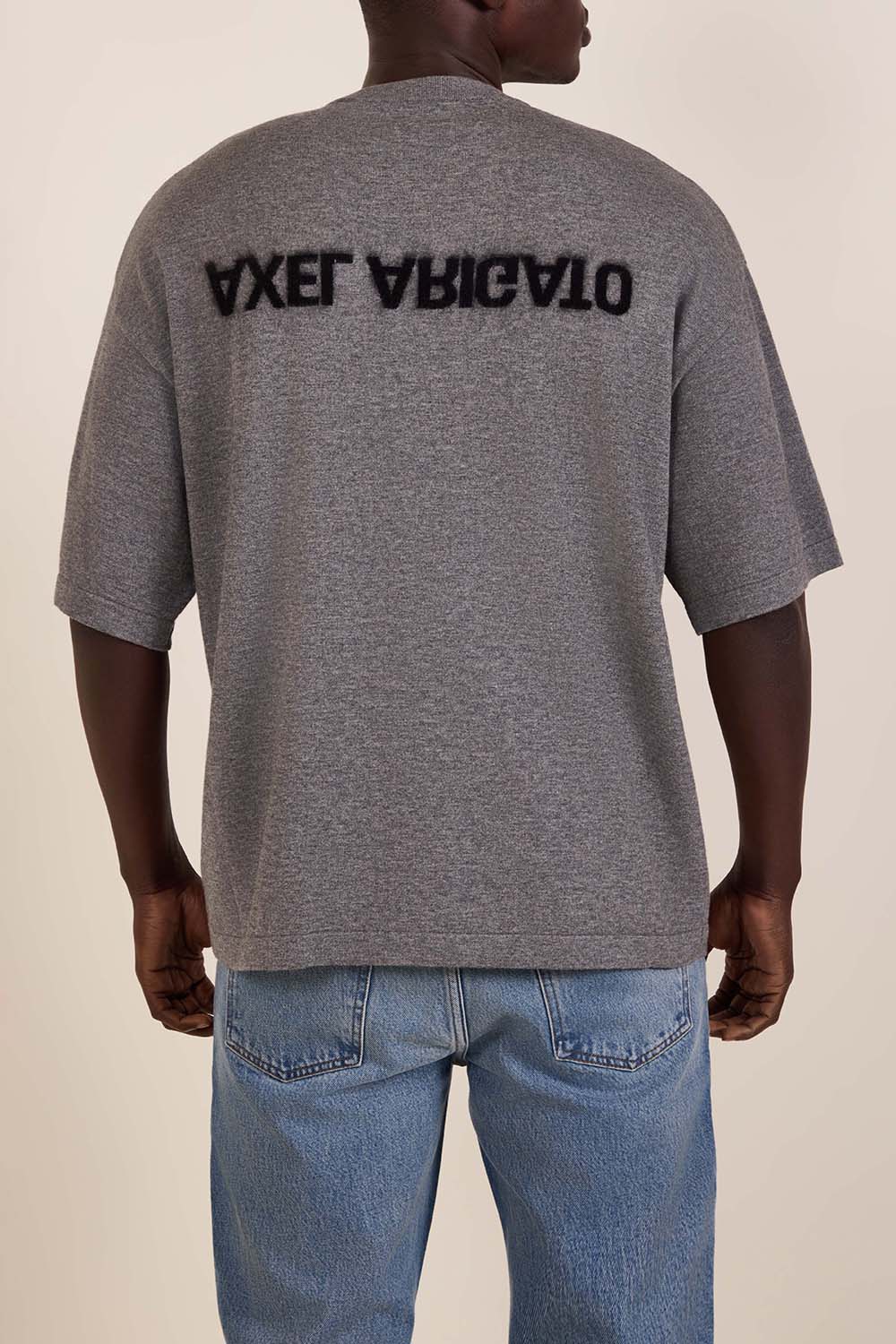 תמונת דוגמן אחורית של חולצת סריג