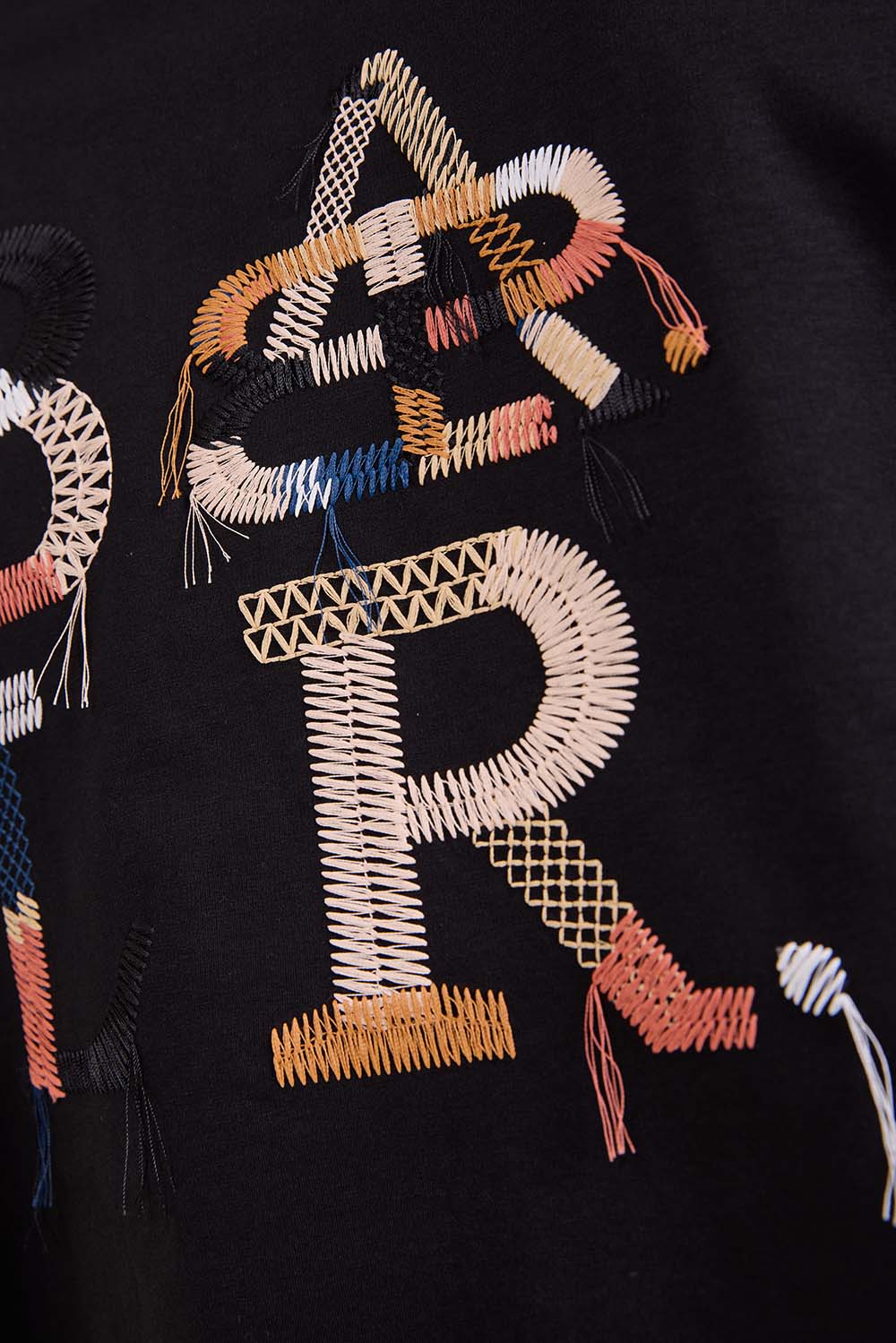 תמונת תקריב דוגמן של חולצת טי אוברסייז