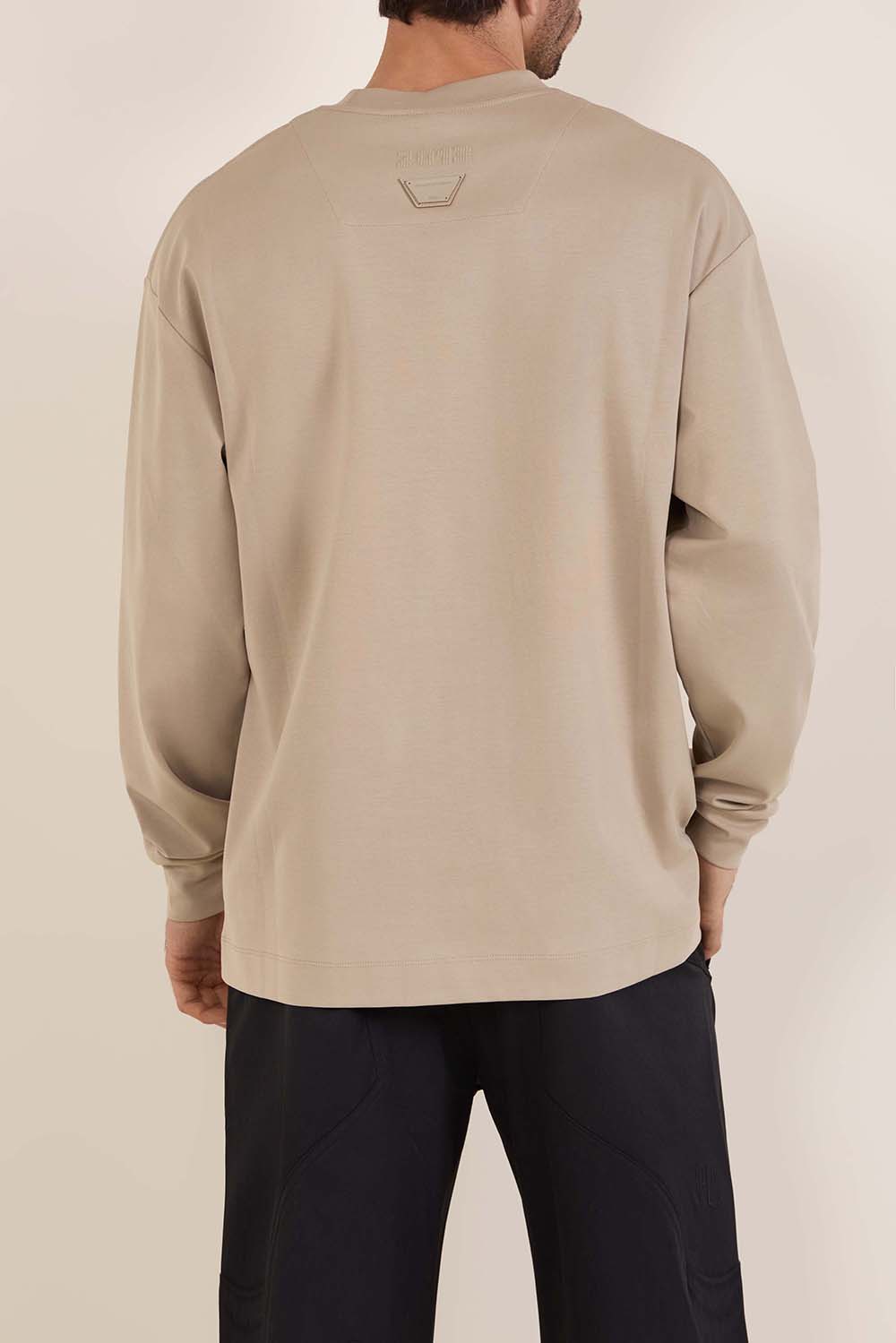 תמונת דוגמן אחורית של חולצת טי ארוכה אוברסייז