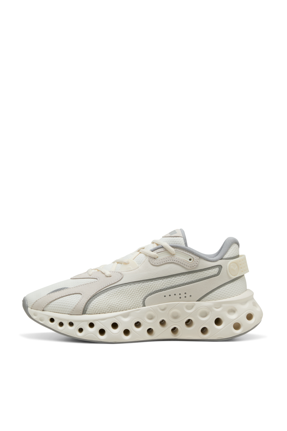 תמונה אחורית של נעלי סניקרס