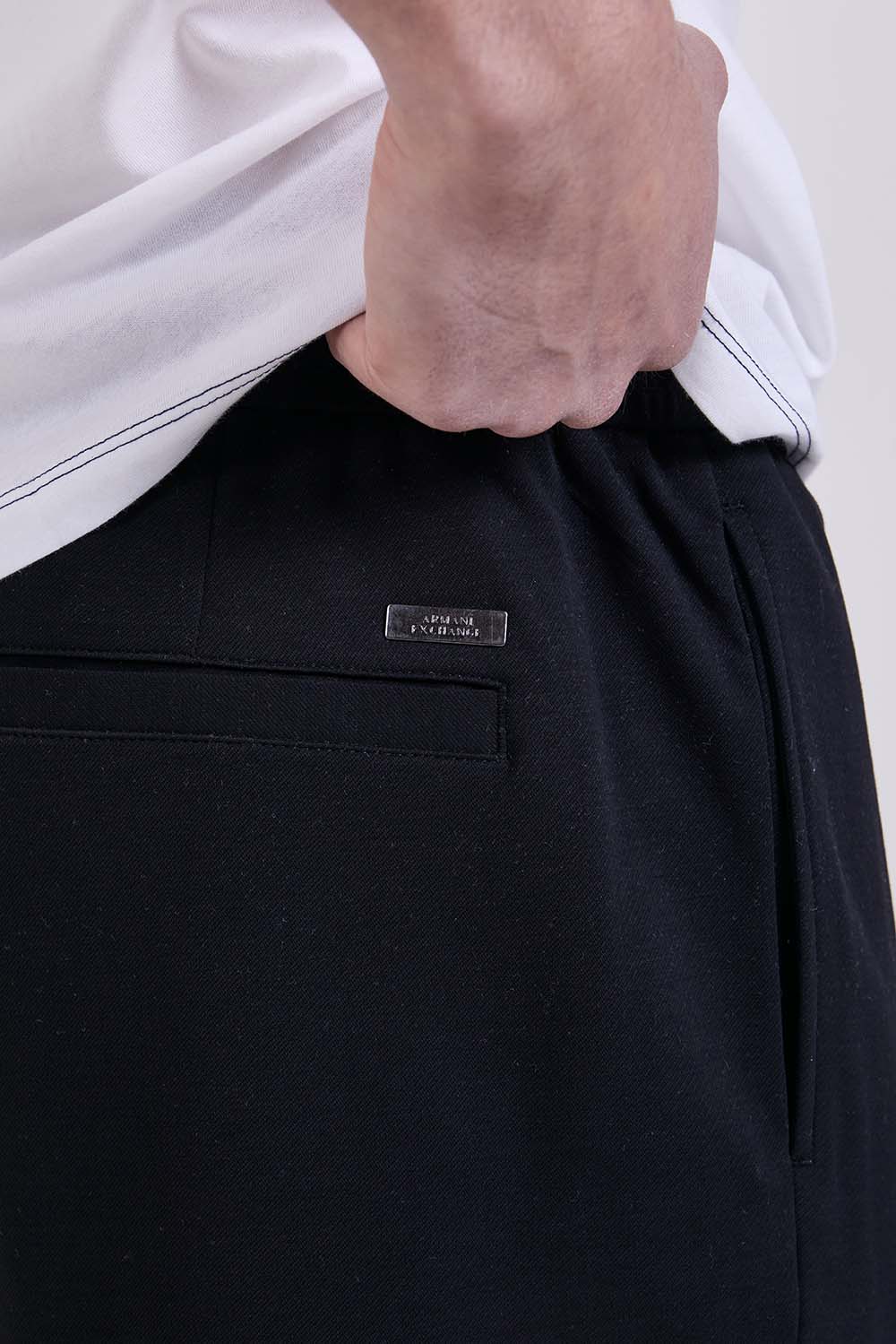 תמונת תקריב דוגמן של מכנסיים ארוכים