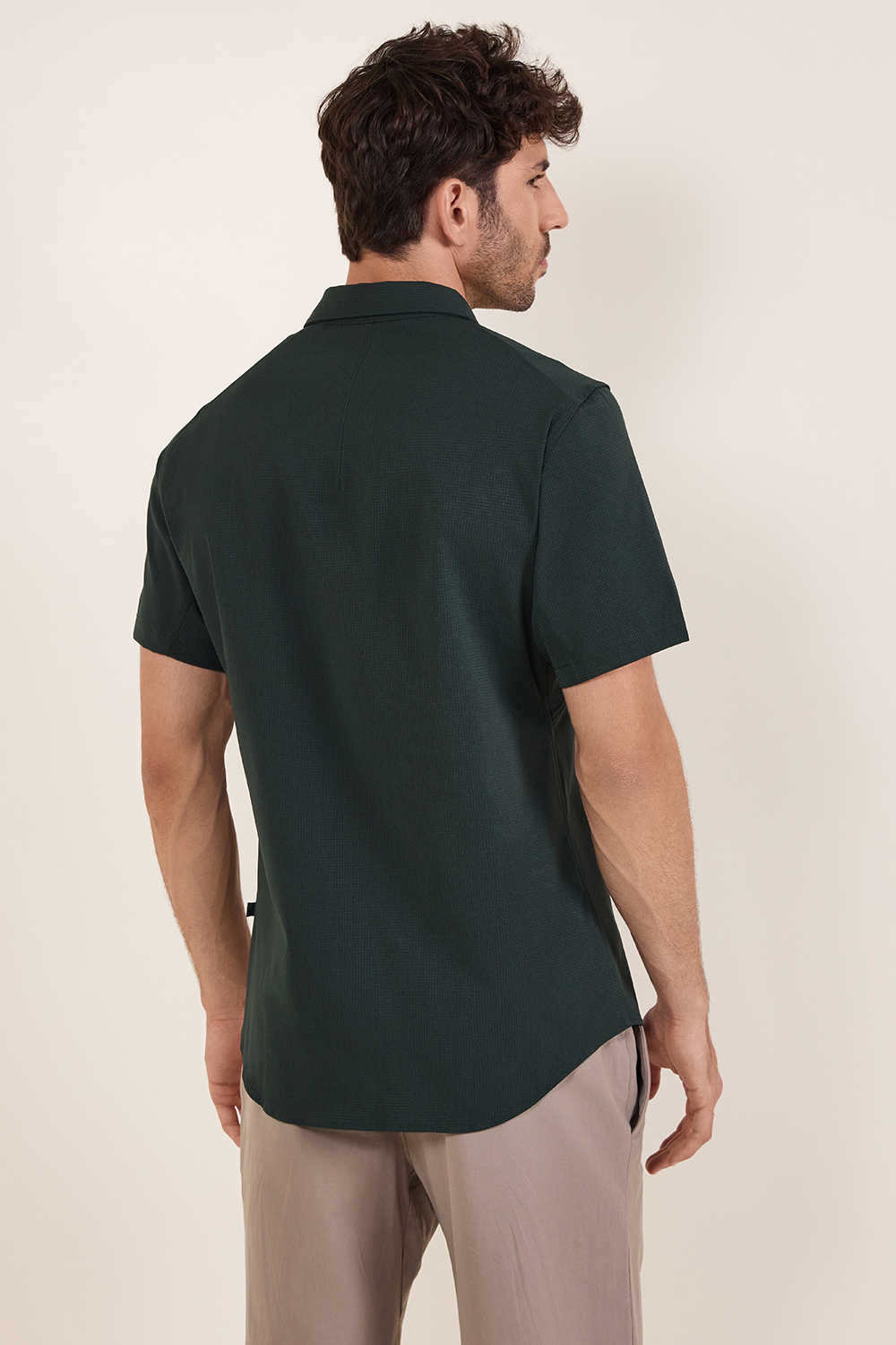 תמונת דוגמן אחורית של Airing Easy Short Sleeve Shirt