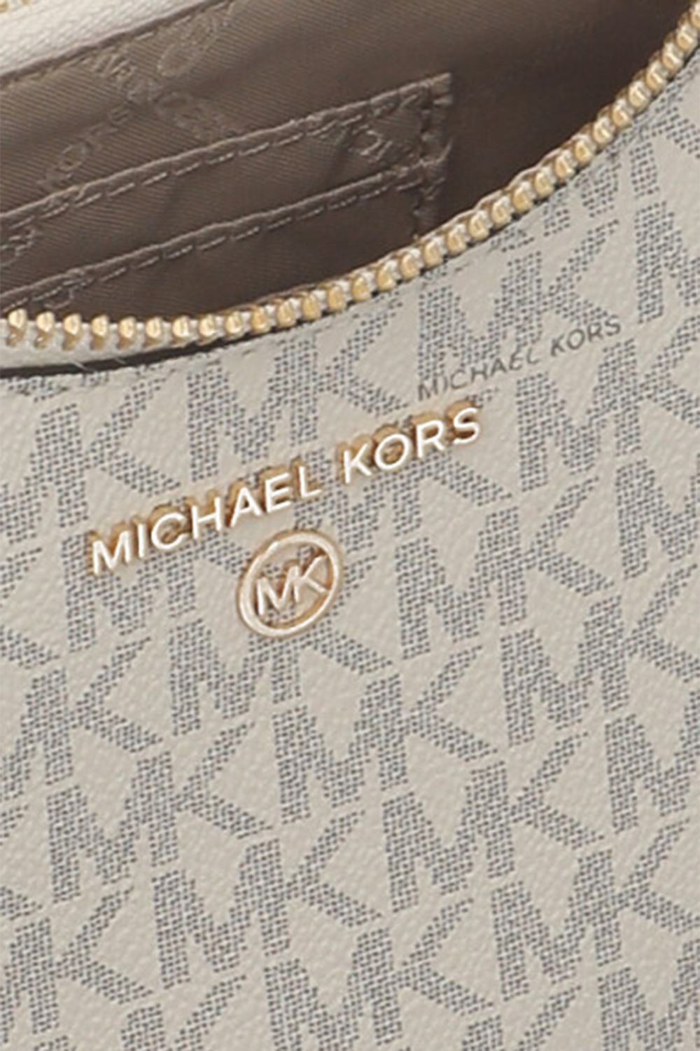 תמונת פנים של תיק כתף מונוגרמי בגוון לבן עם רצועת שרשרת