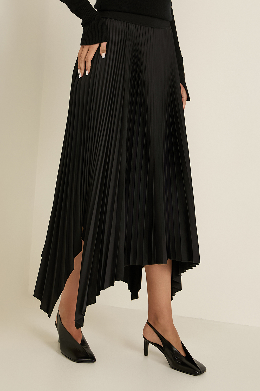 תמונת דוגמן קידמית של חצאית קפלים א-סימטרית