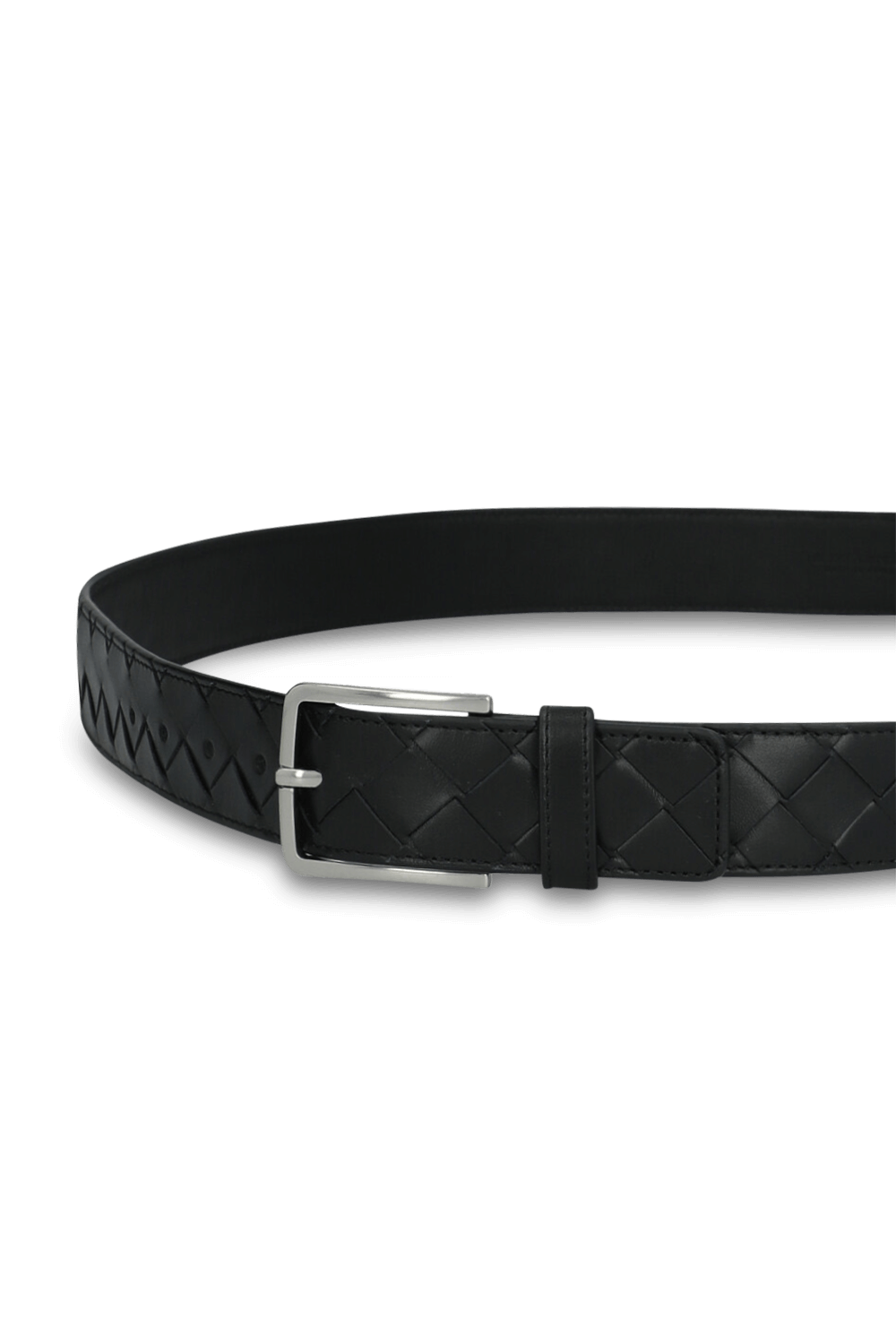 תמונת תקריב של חגורת עור קלוע