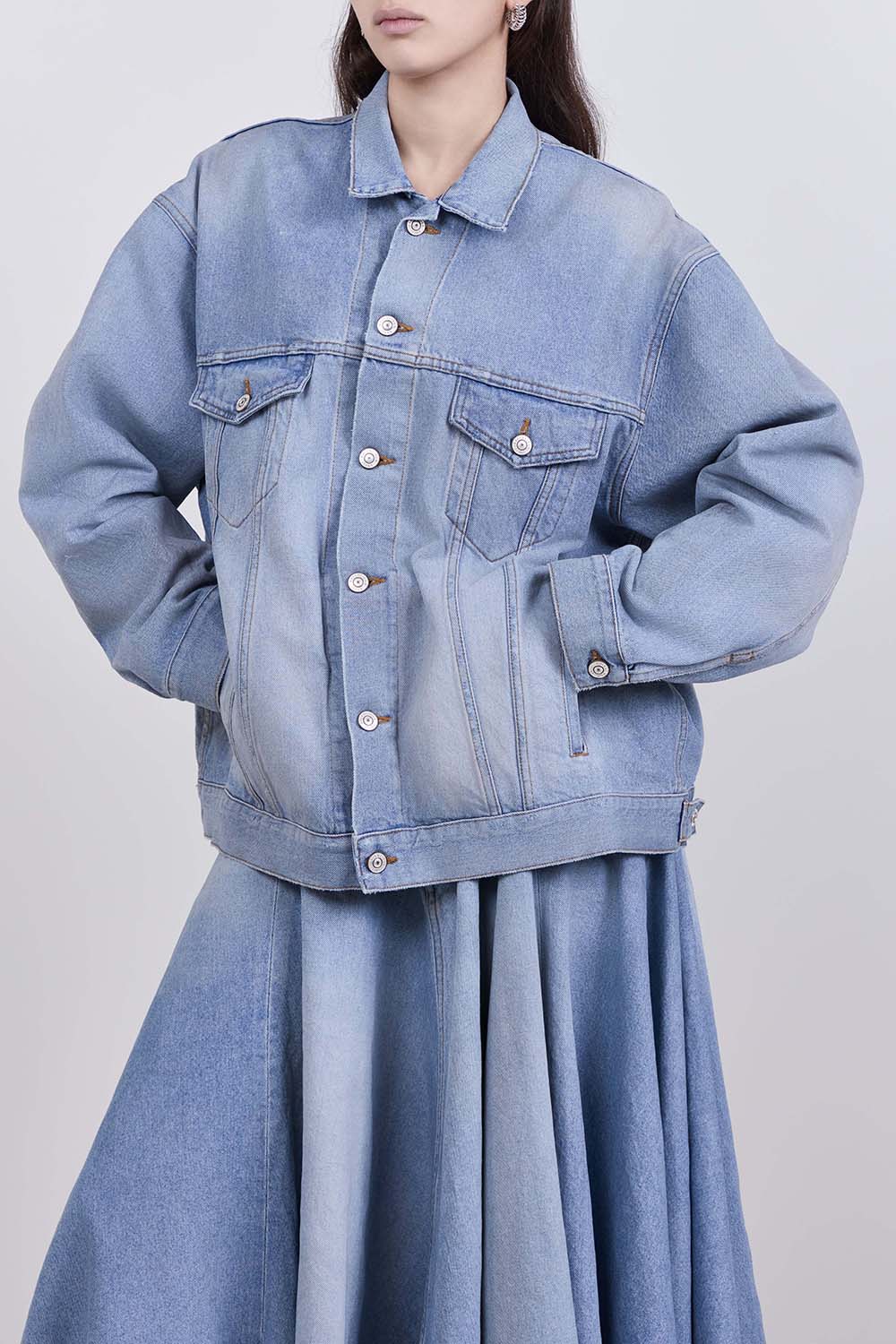 תמונת דוגמן קידמית של ז'קט ג'ינס