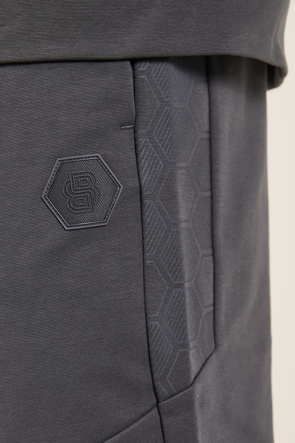 תמונת תקריב דוגמן של מכנסי טרנינג