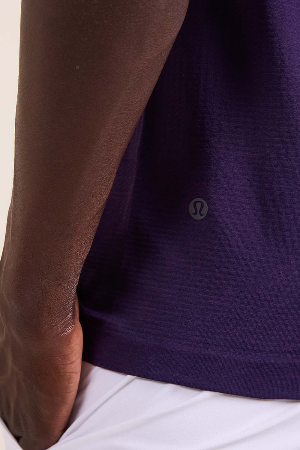 תמונת תקריב דוגמן של Metal Vent Tech Short-Sleeve Shirt