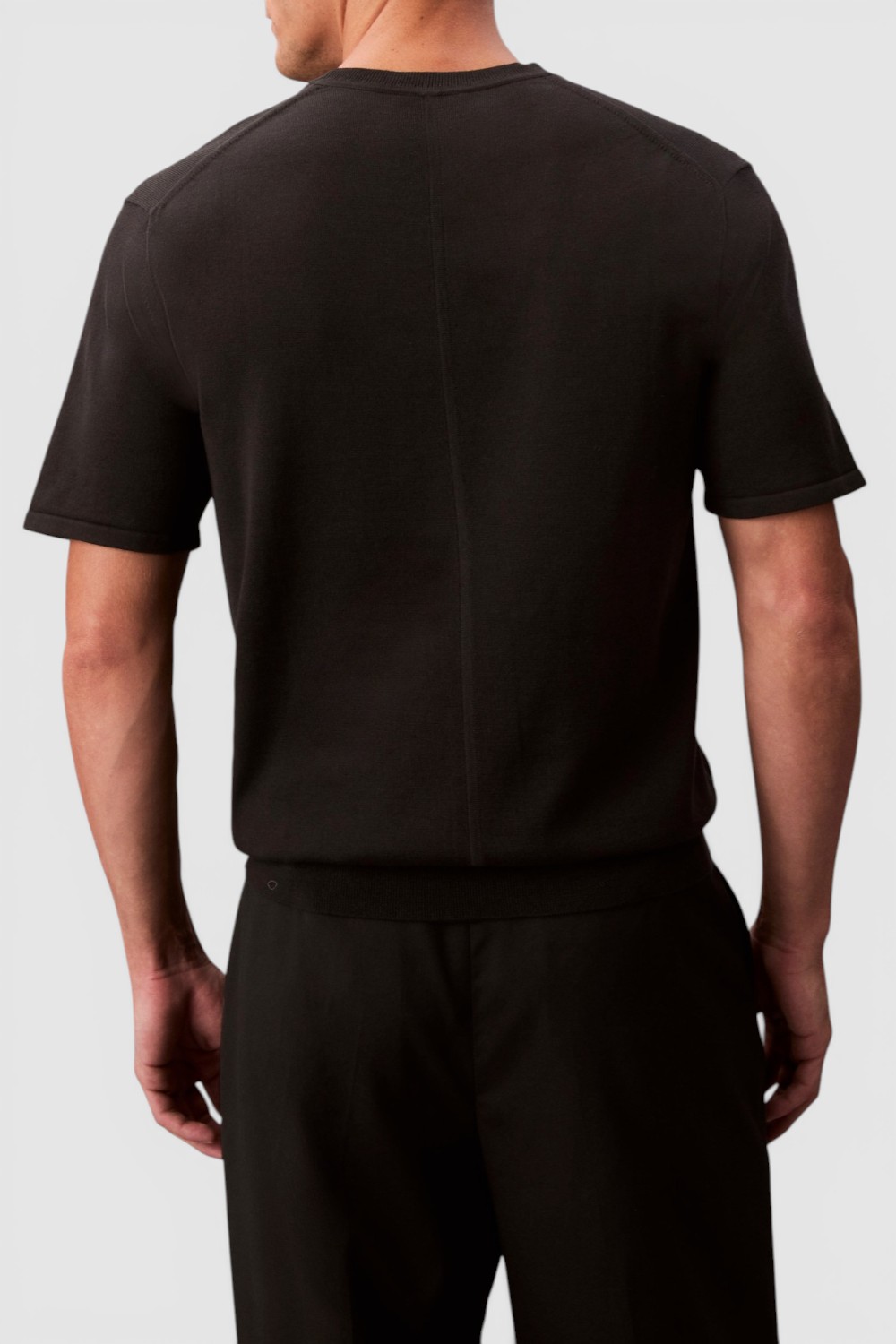 תמונת דוגמן אחורית של חולצת טי בגזרה משוחררת