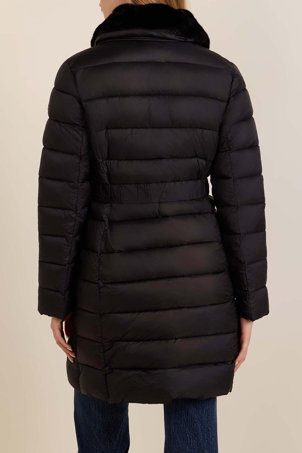 תמונת דוגמן אחורית של מעיל מתקפל