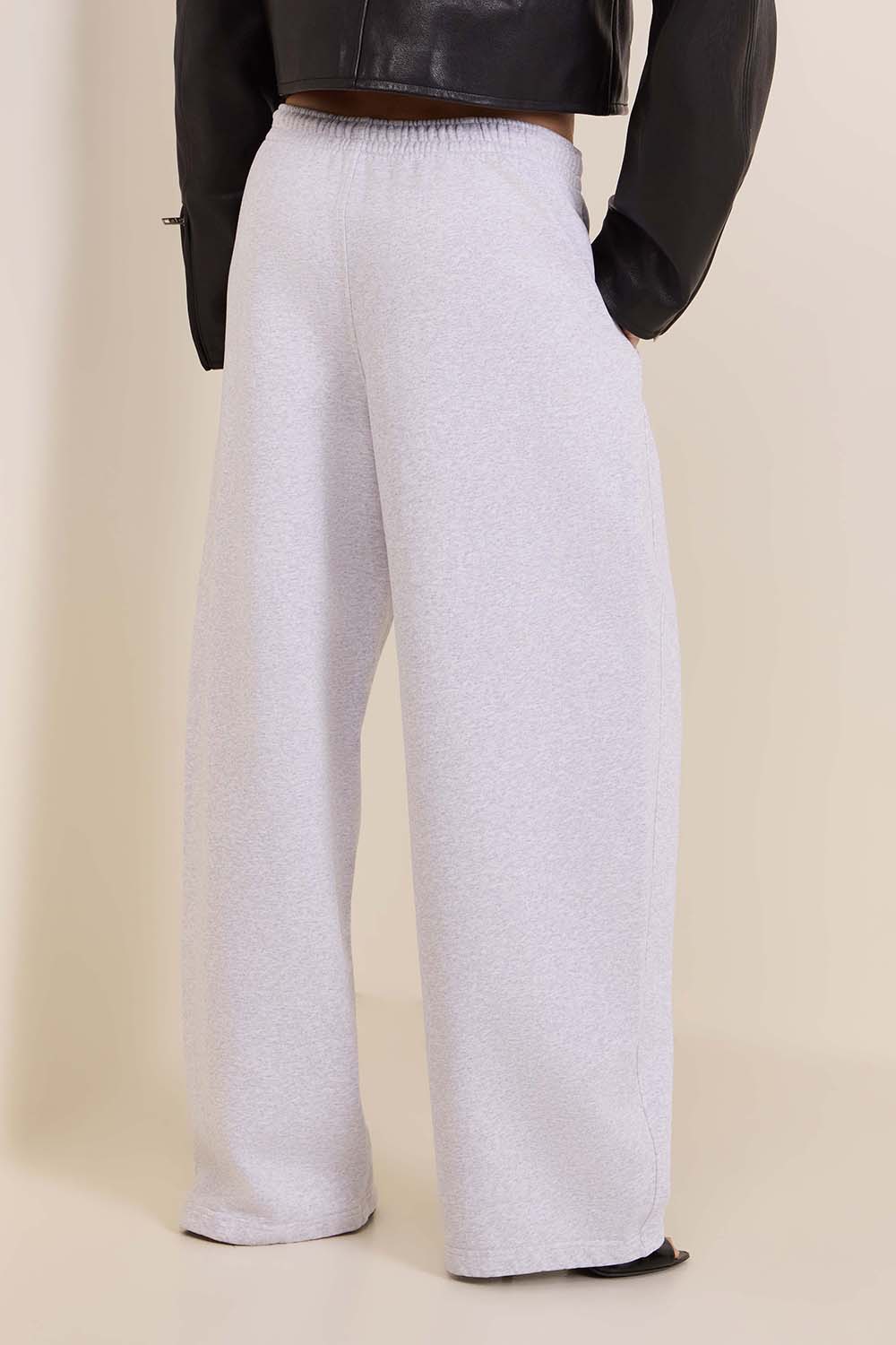 תמונת דוגמן אחורית של מכנסי ג'וג עם שרוך קשירה קריסטלים