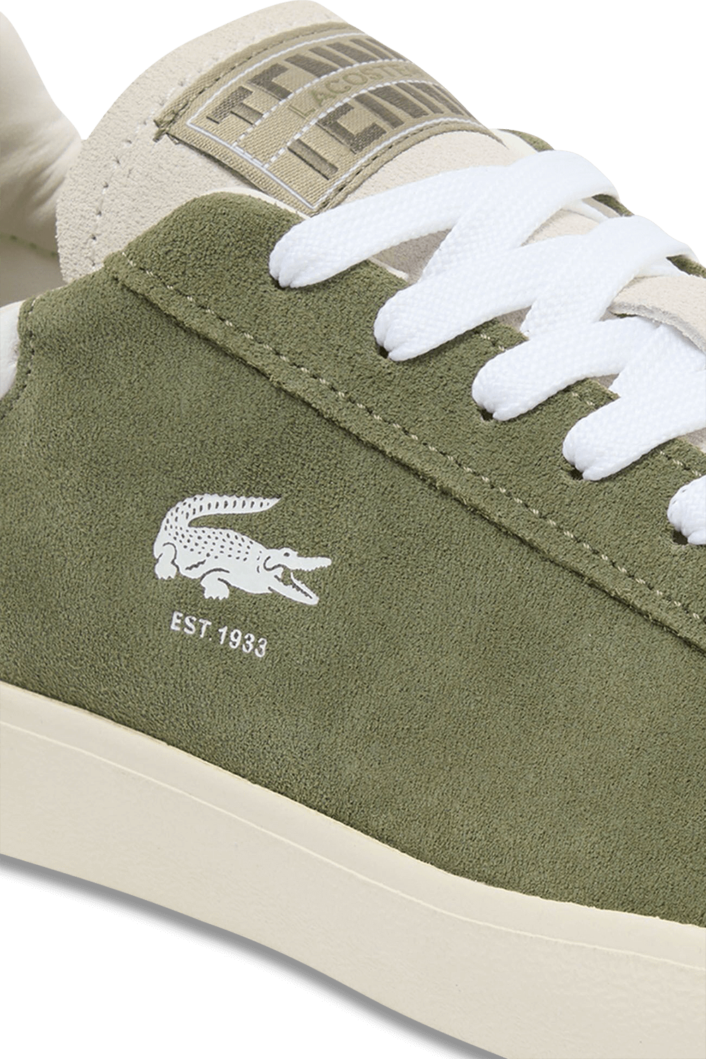 תמונת פנים של נעלי סניקרס קורט