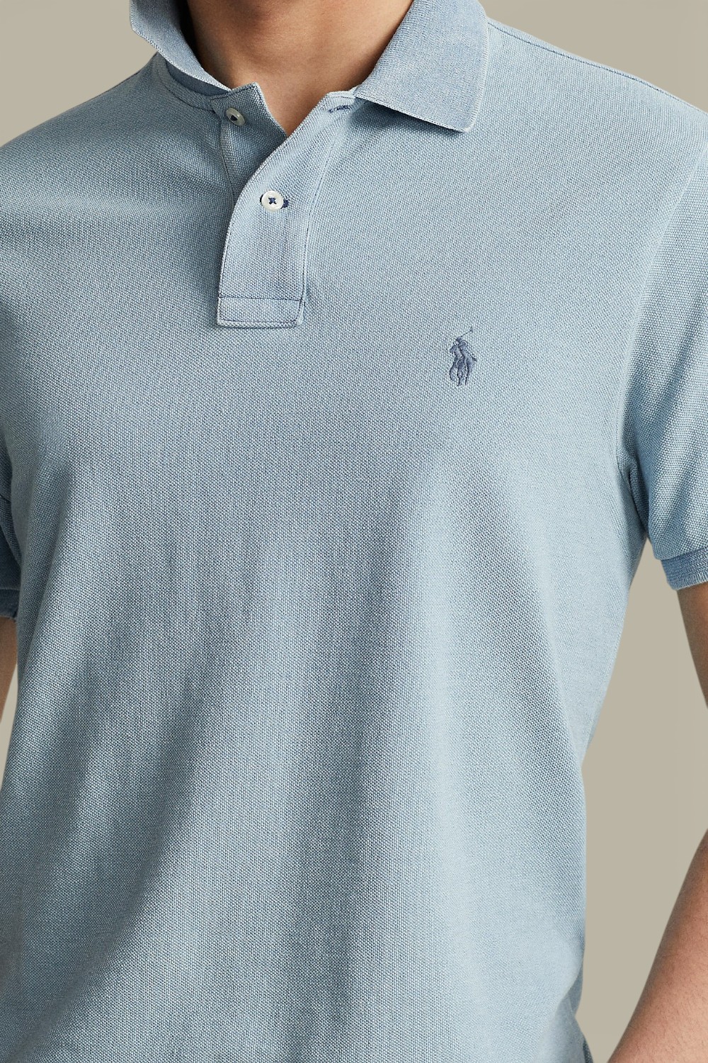 תמונת תקריב דוגמן של חולצות פולו שרוול קצר