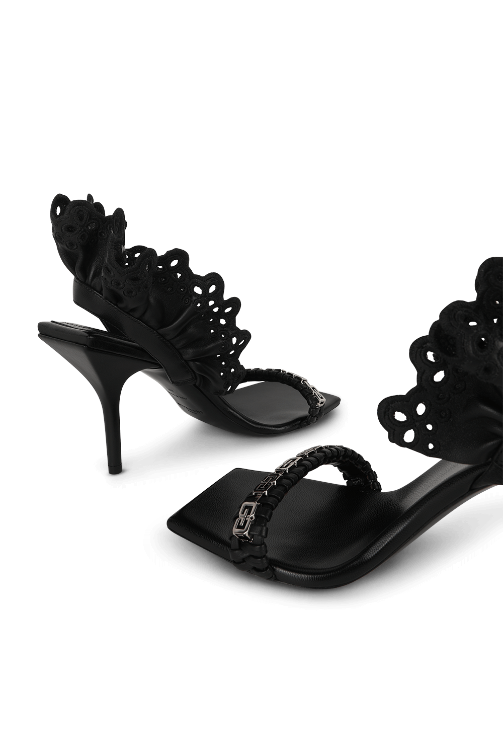 תמונת תקריב של עקבי סלינגבק שחורים עם עיטור מלמלה