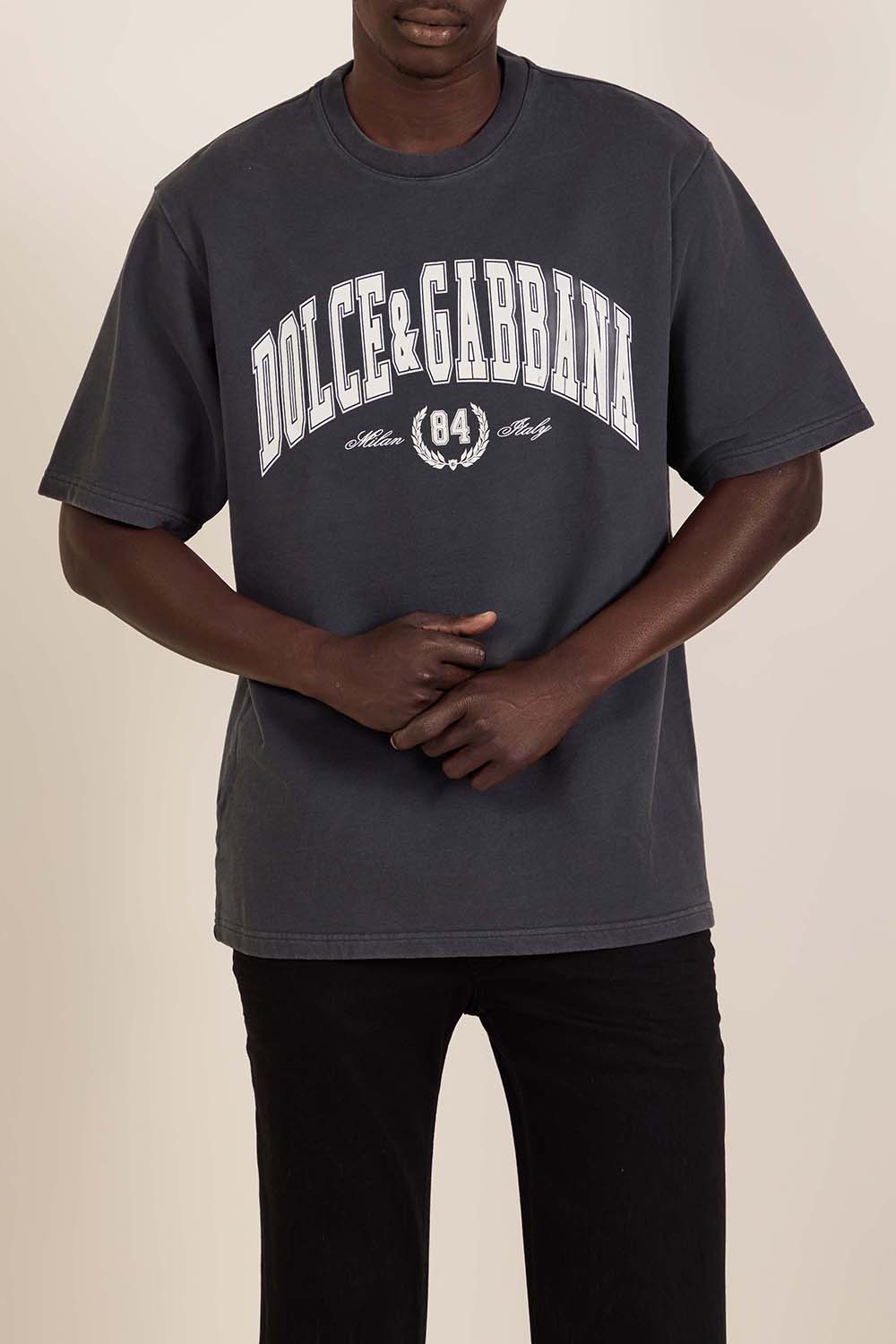 תמונת דוגמן קידמית של חולצת טי למראה שכבות