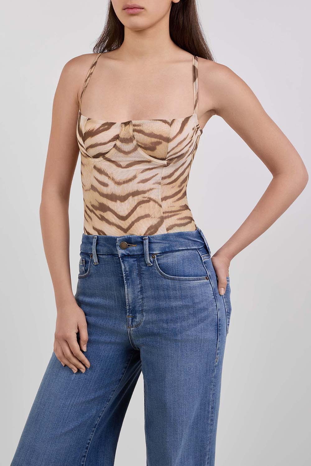 תמונת דוגמן קידמית של בגד גוף טיגריס