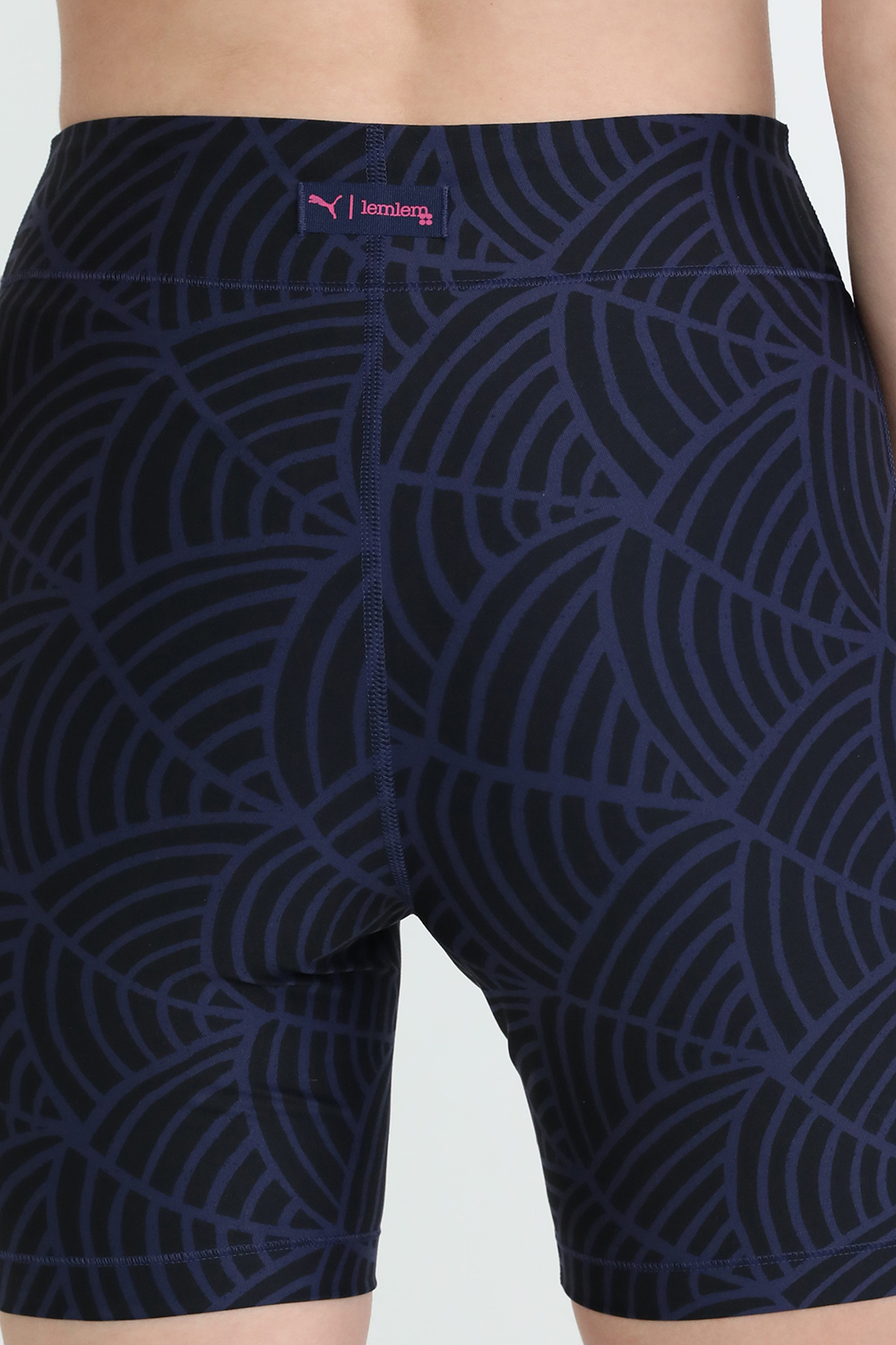 תמונת תקריב דוגמן של פומה X למלם מכנסי טייץ` קצרים