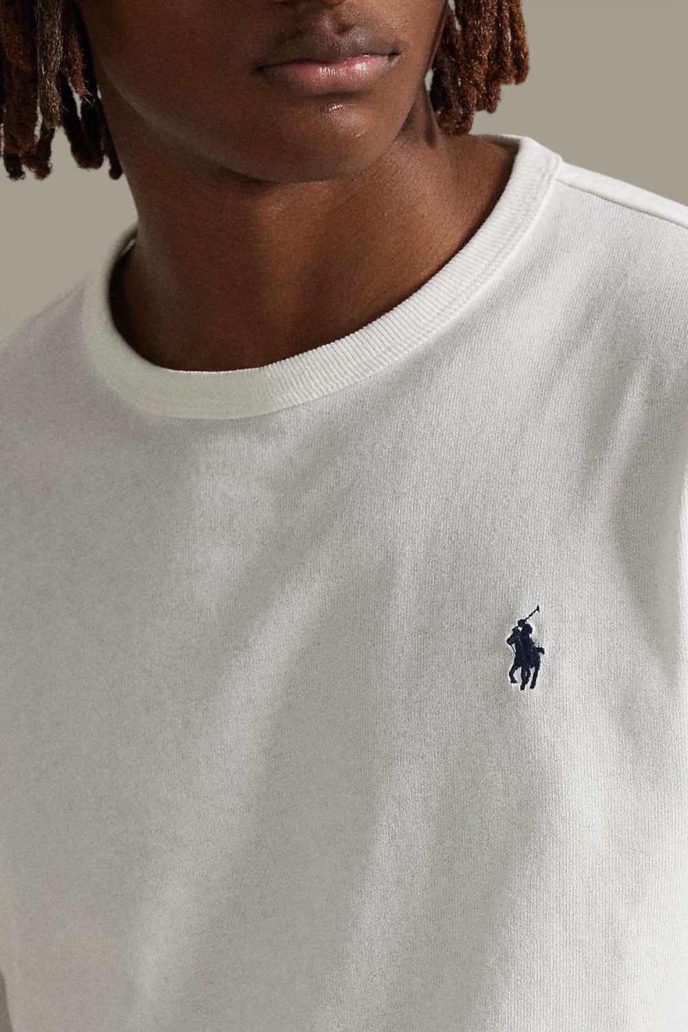 תמונת תקריב דוגמן של חולצת טי ארוכה