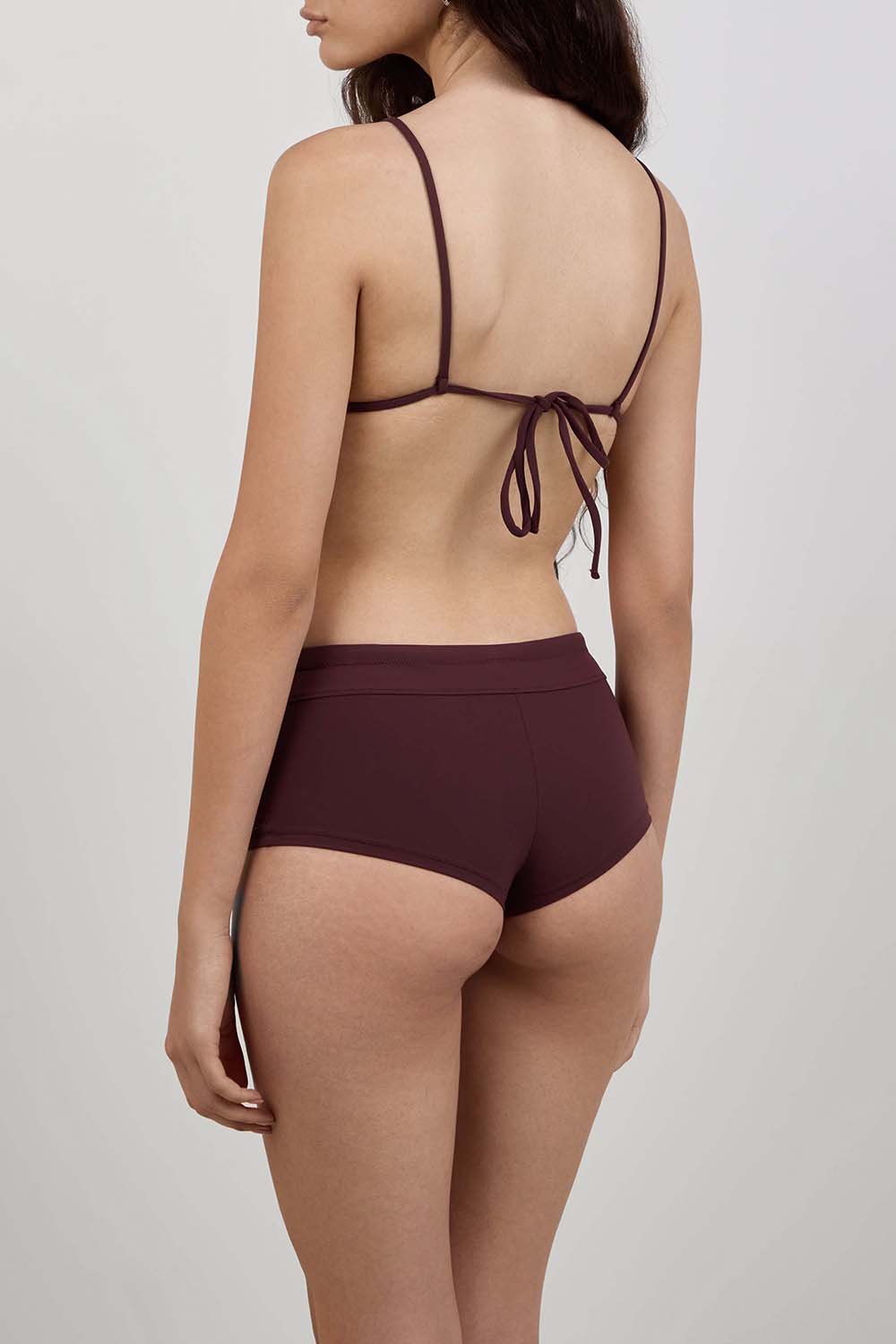 תמונת דוגמן אחורית של חזיית ביקיני אקוויטור