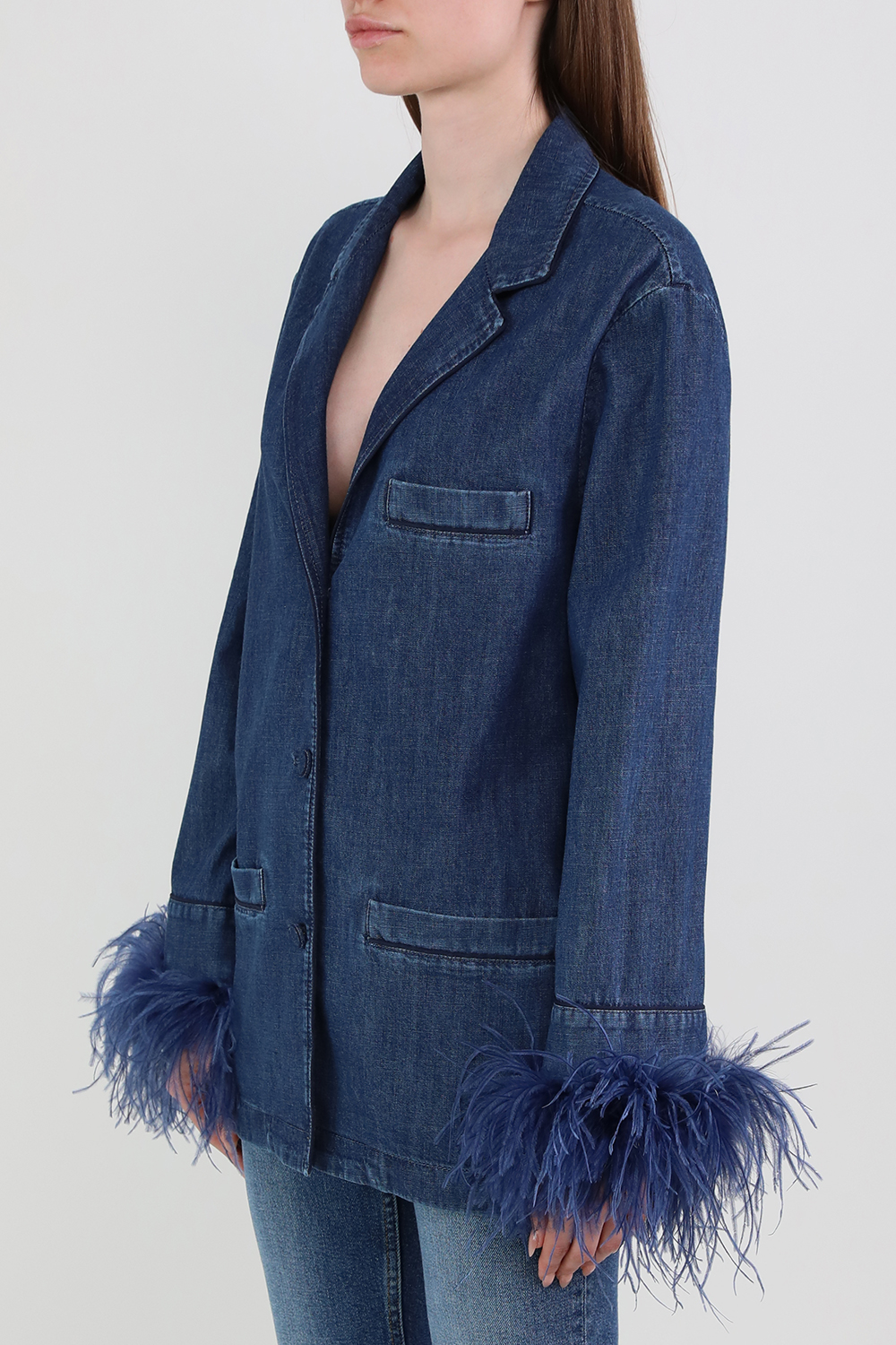 תמונת דוגמן קידמית של חולצת ג'ינס עם נוצות