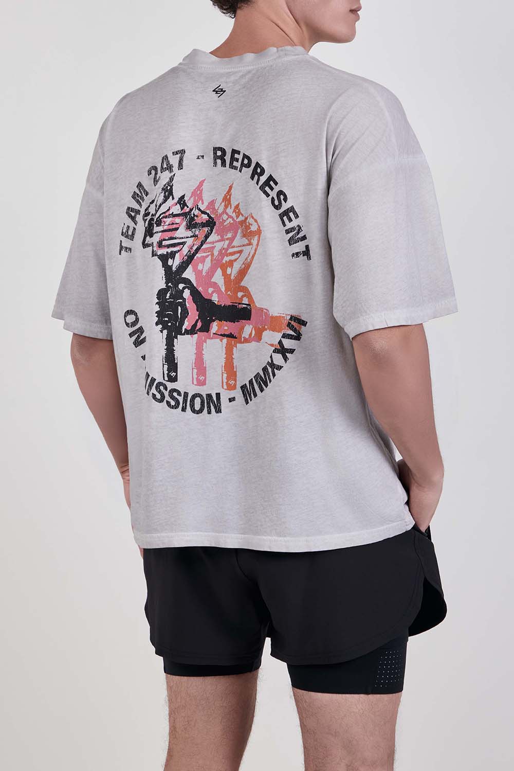 תמונת דוגמן אחורית של חולצת טי