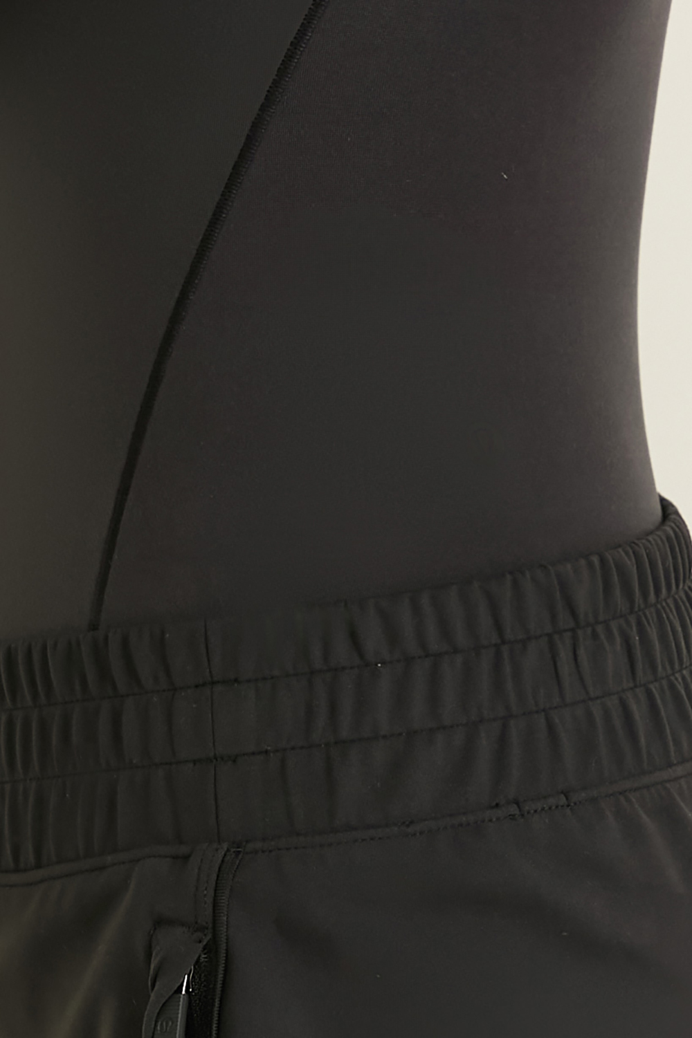 תמונת תקריב דוגמן של Nulu Crewneck Long-Sleeve Bodysuit