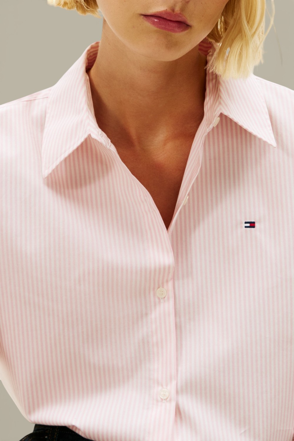 תמונת תקריב דוגמן של חולצת כפתורים