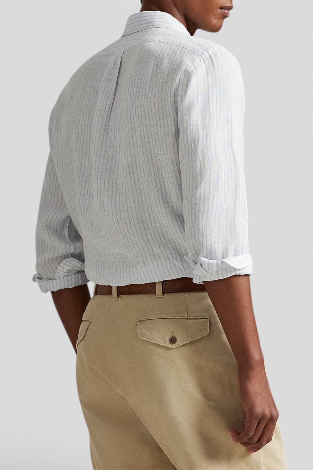 תמונת דוגמן אחורית של חולצה מכופתרת