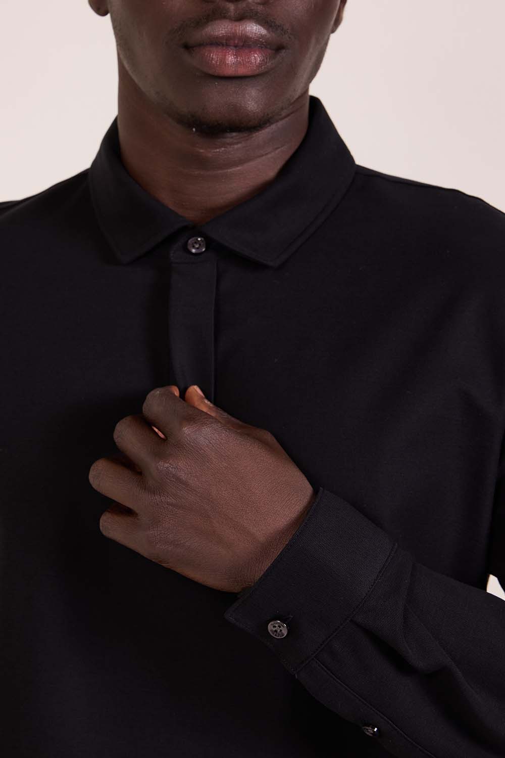 תמונת תקריב דוגמן של חולצות פולו שרוול ארוך