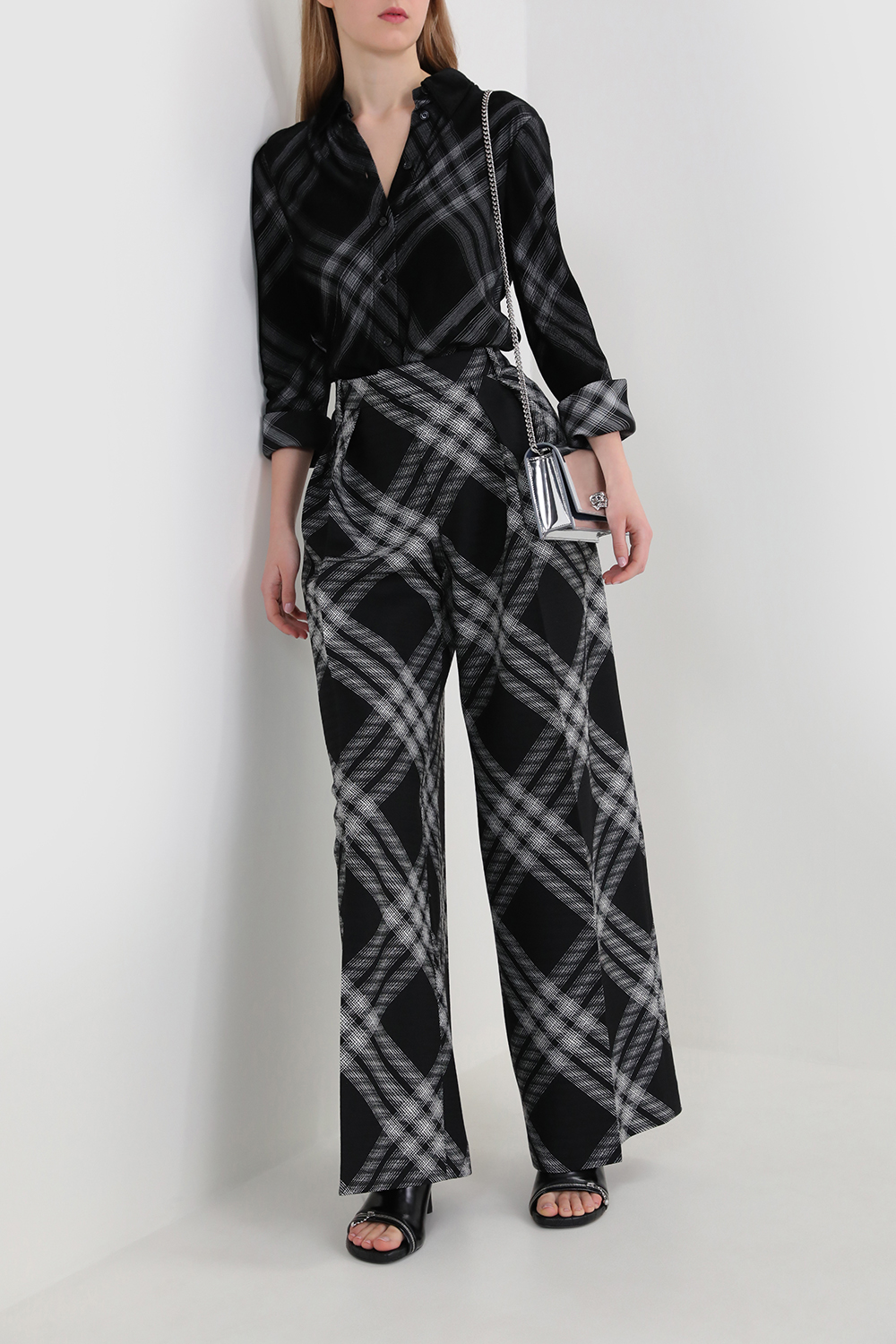 תמונת דוגמן קידמית של סנדלי עקב