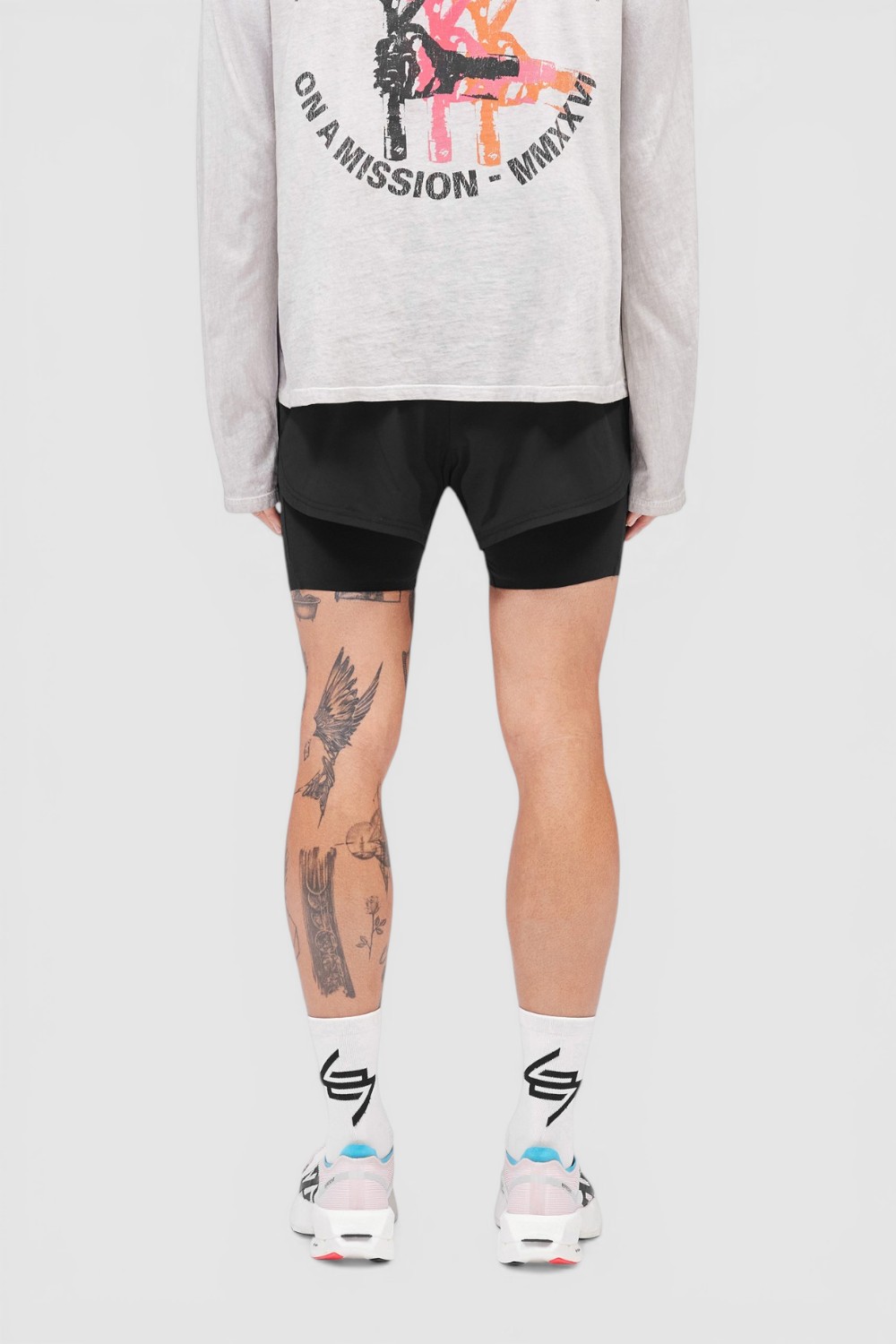 תמונת דוגמן אחורית של מכנסי אימון