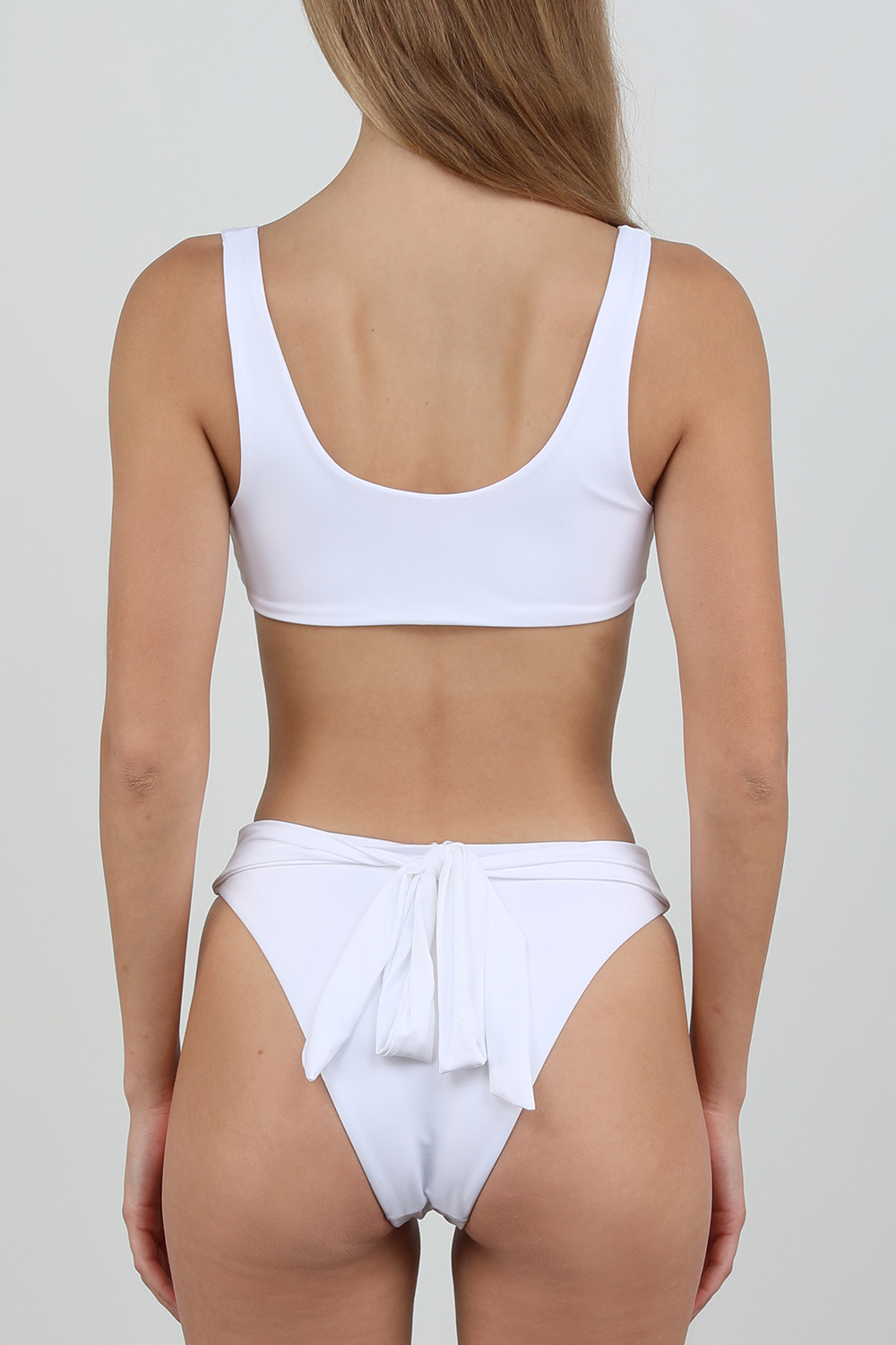 תמונת דוגמן אחורית של טופ בגד ים לבן עם קשירת פפיון