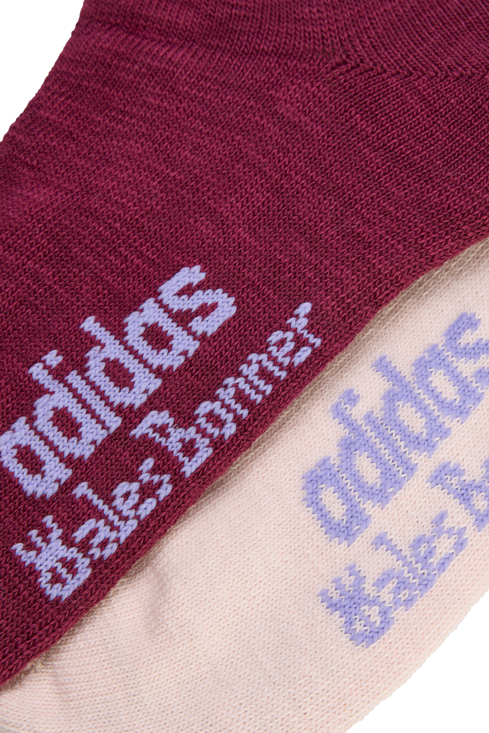 תמונת תקריב של שני זוגות גרביים