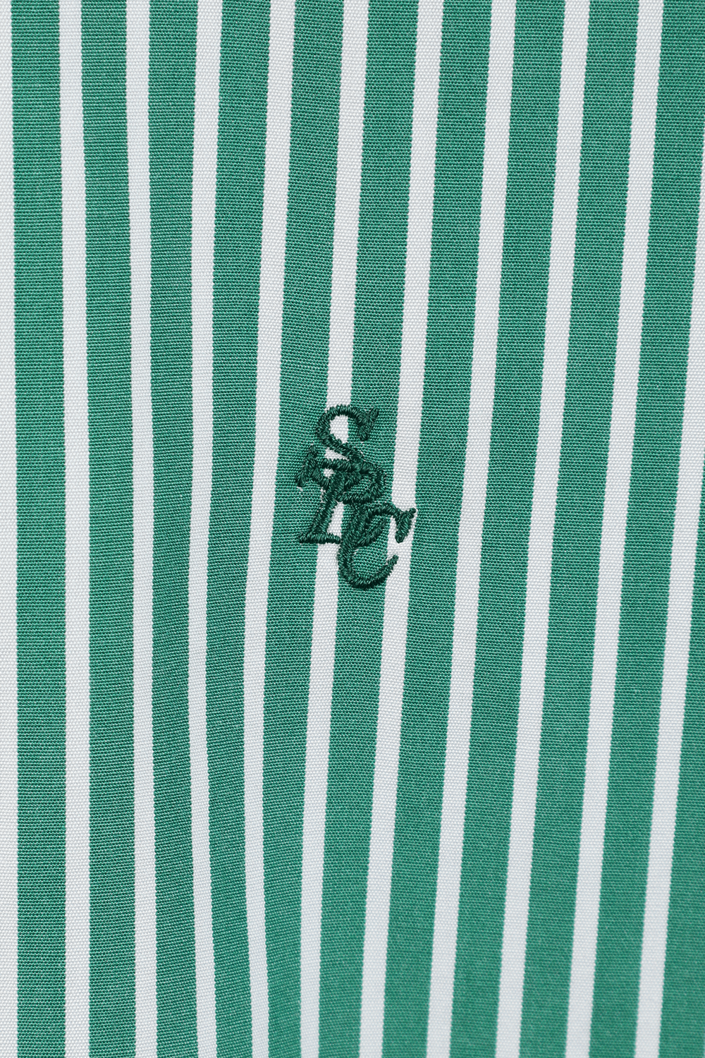 תמונה אחורית של חולצה מכופתרת עם הדפס פסים בגווני ירוק ולבן