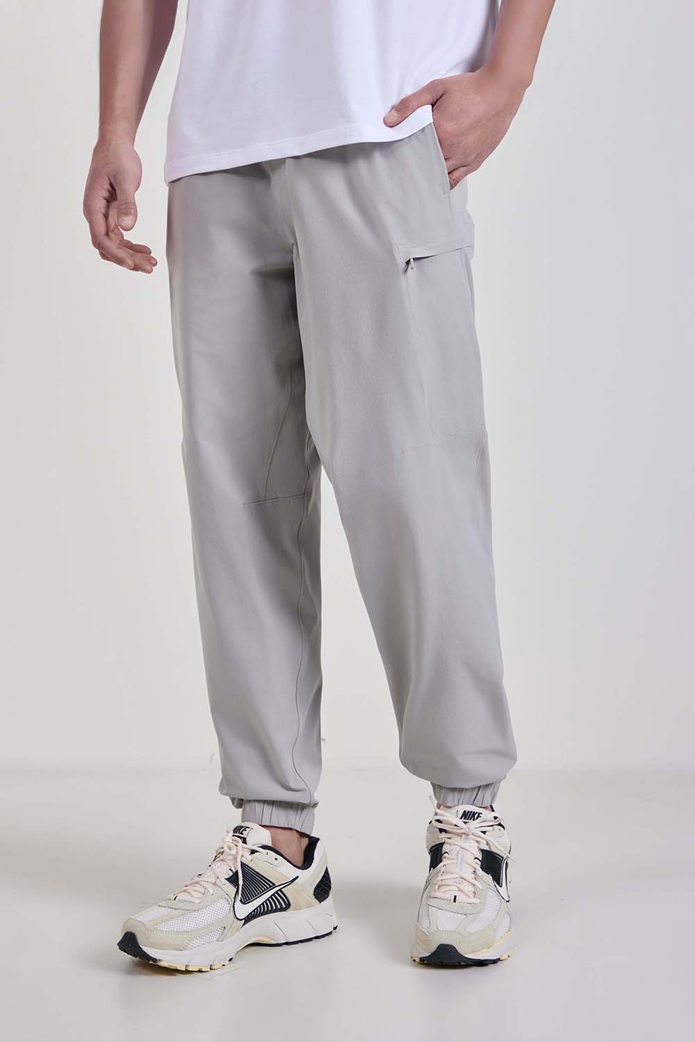 תמונת דוגמן קידמית של Zeroed In Classic-Fit Cargo Jogger Regular