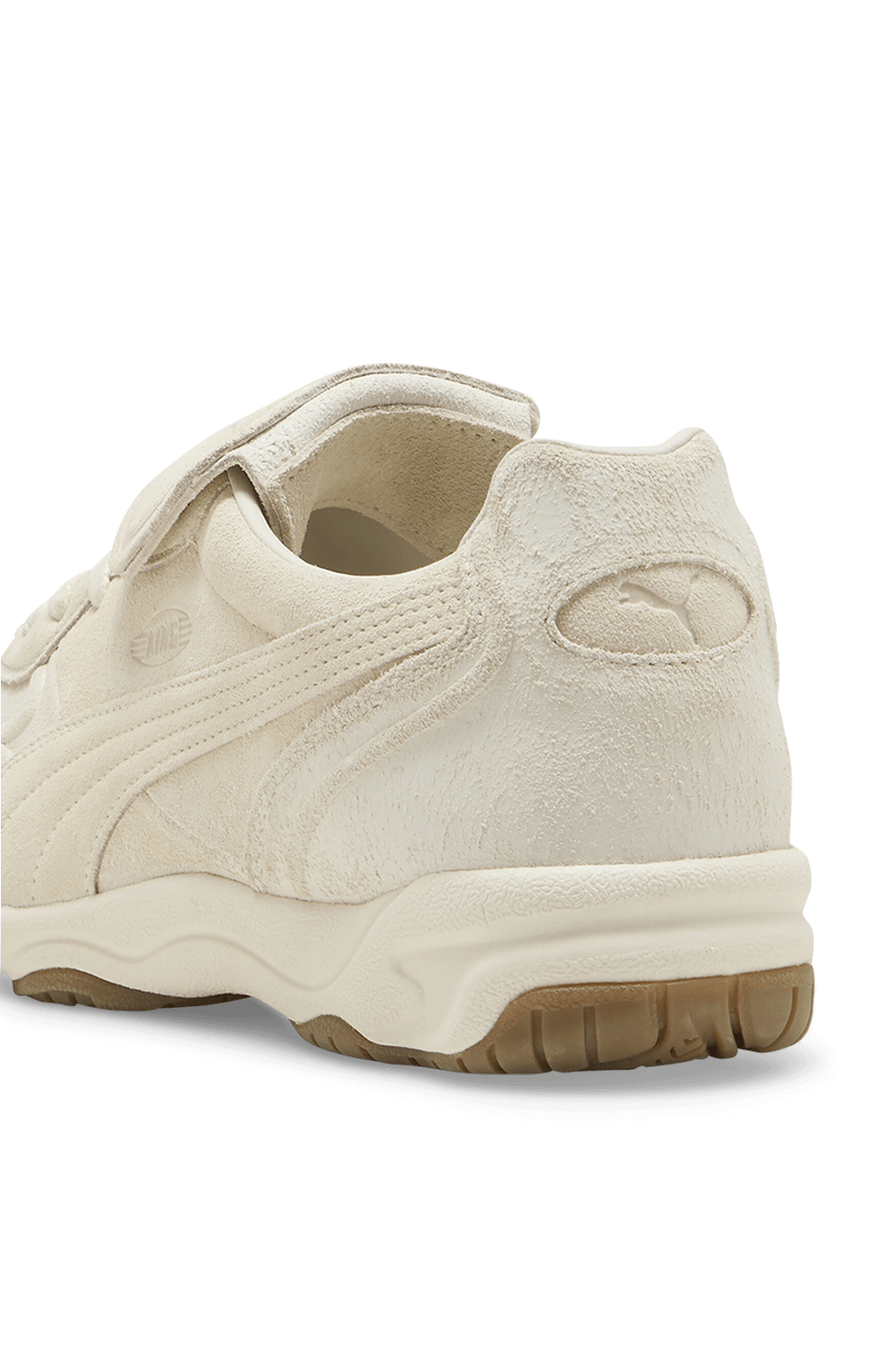 תמונת תקריב של נעלי סניקרס קינג אינדור