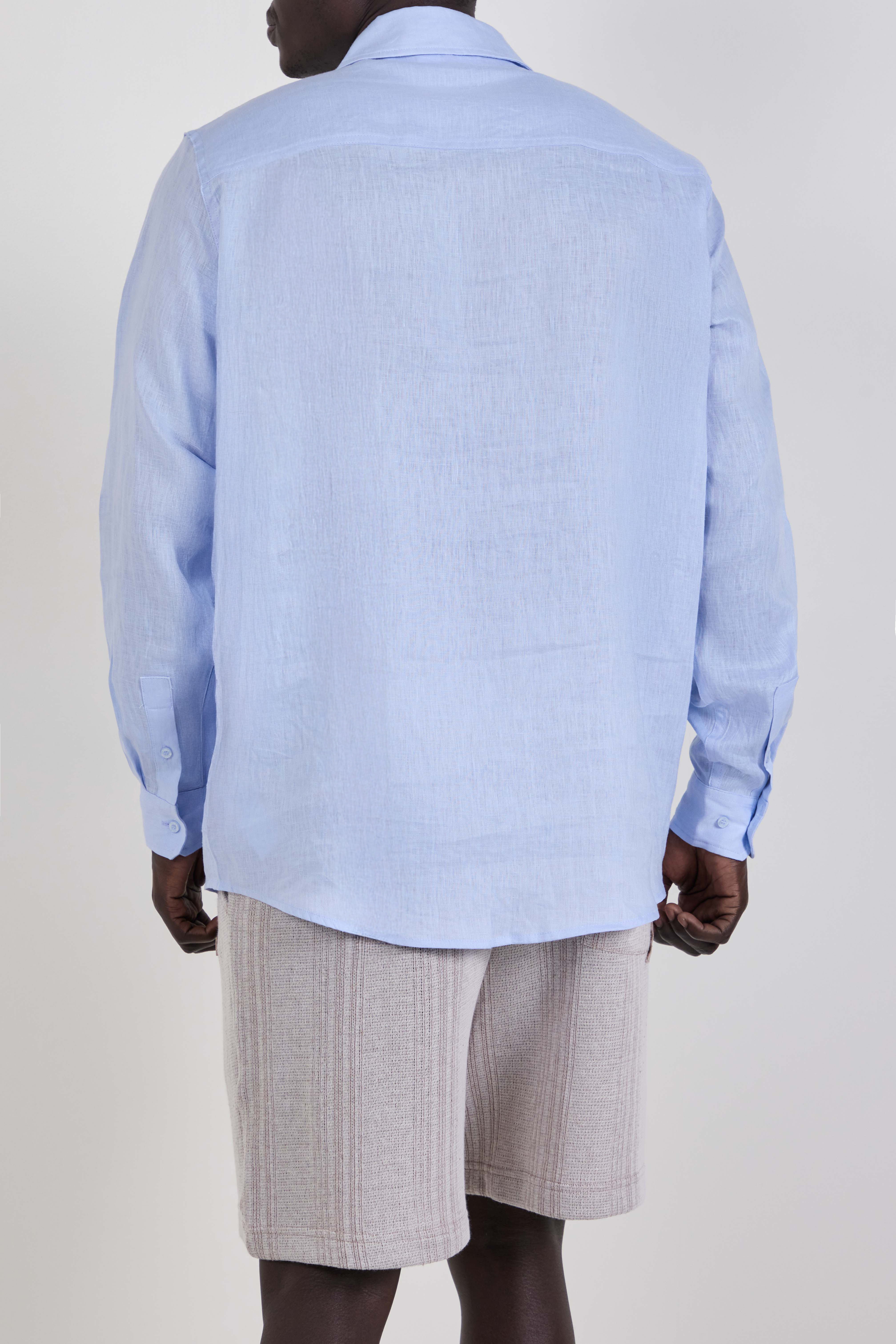 תמונת דוגמן אחורית של חולצה מכופתרת פשתן