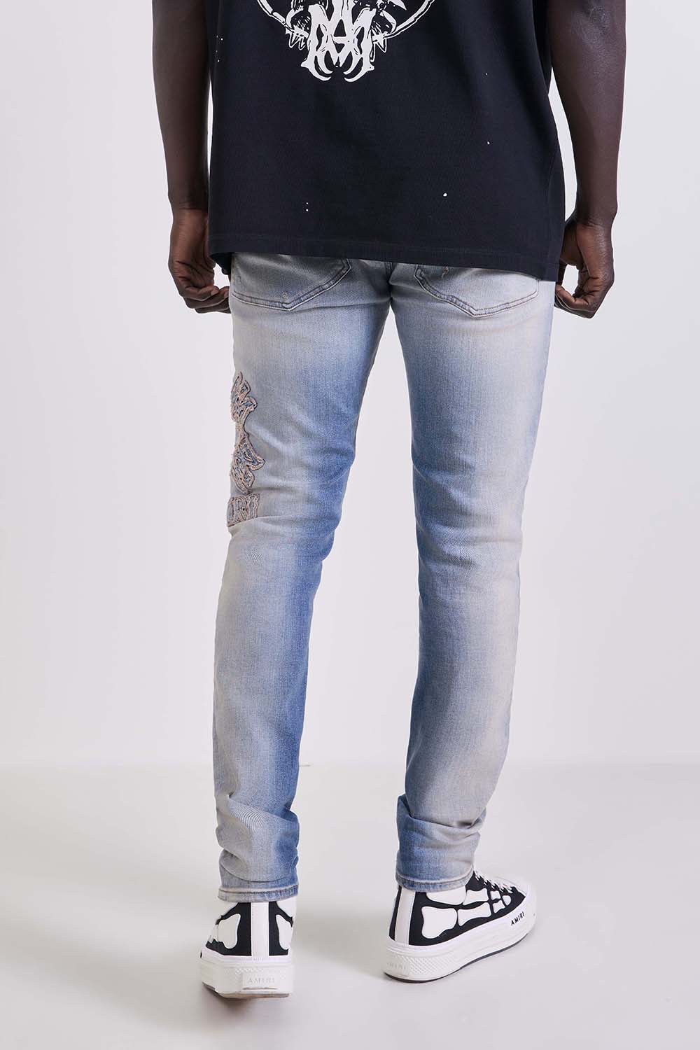 תמונת דוגמן אחורית של מכנסי ג׳ינס בגזרת סקיני