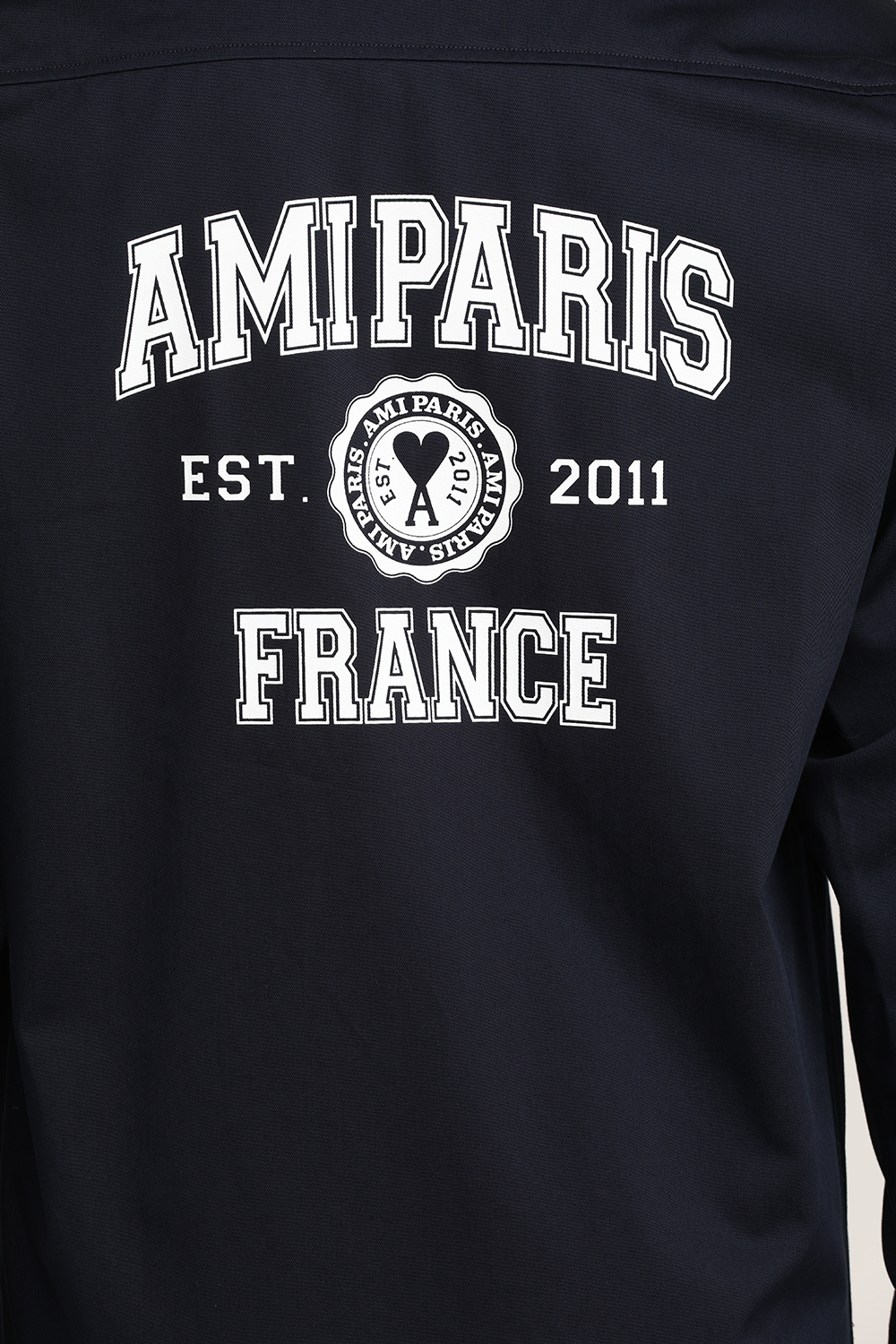 תמונת תקריב דוגמן של חולצת ז׳קט