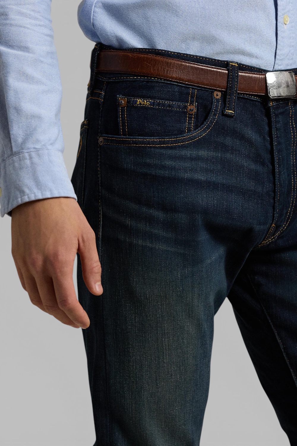 תמונת תקריב דוגמן של מכנסי ג'ינס בגזרת סלים