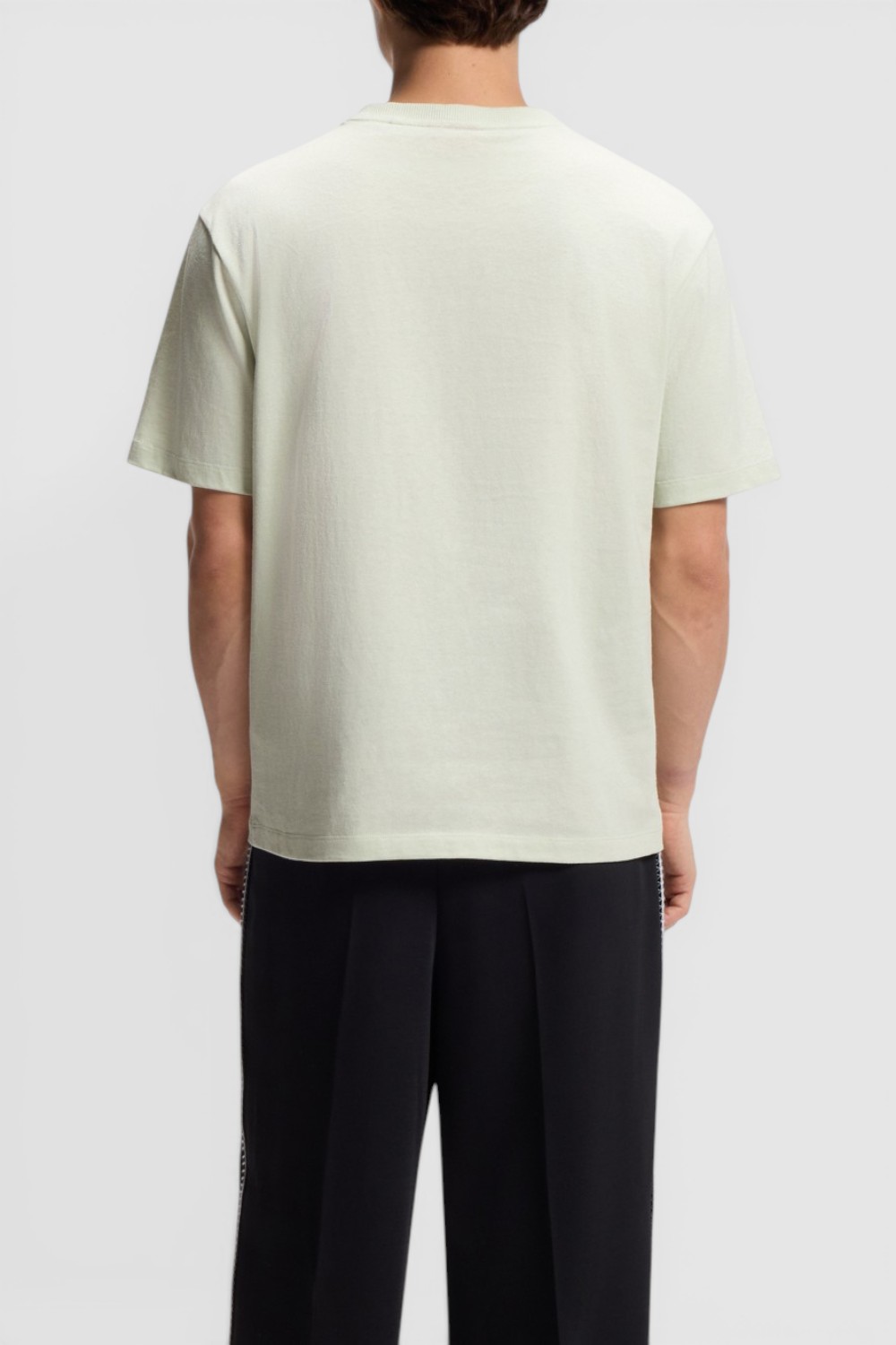 תמונת דוגמן אחורית של חולצת טי בגזרה משוחררת