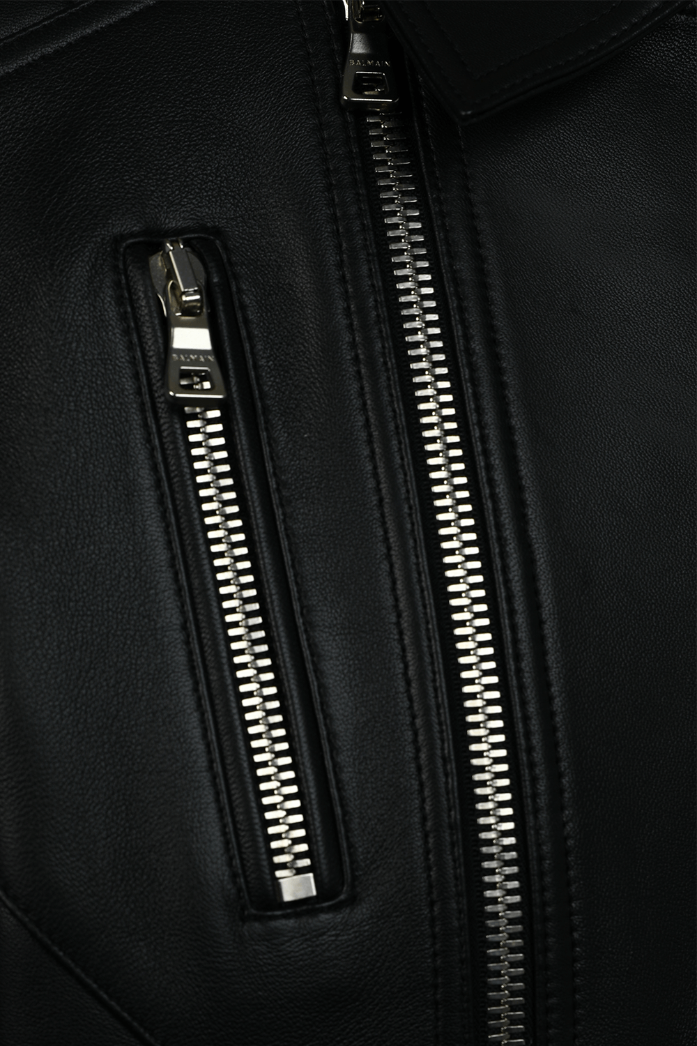 תמונה אחורית של ז'קט עור מרוכסן עם כיסים