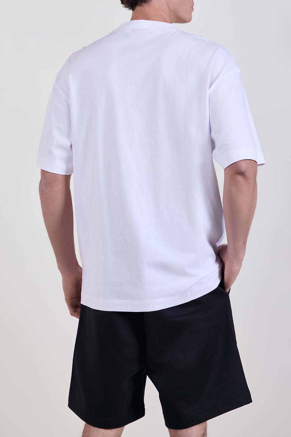 תמונת דוגמן אחורית של חולצת טי בגזרה משוחררת