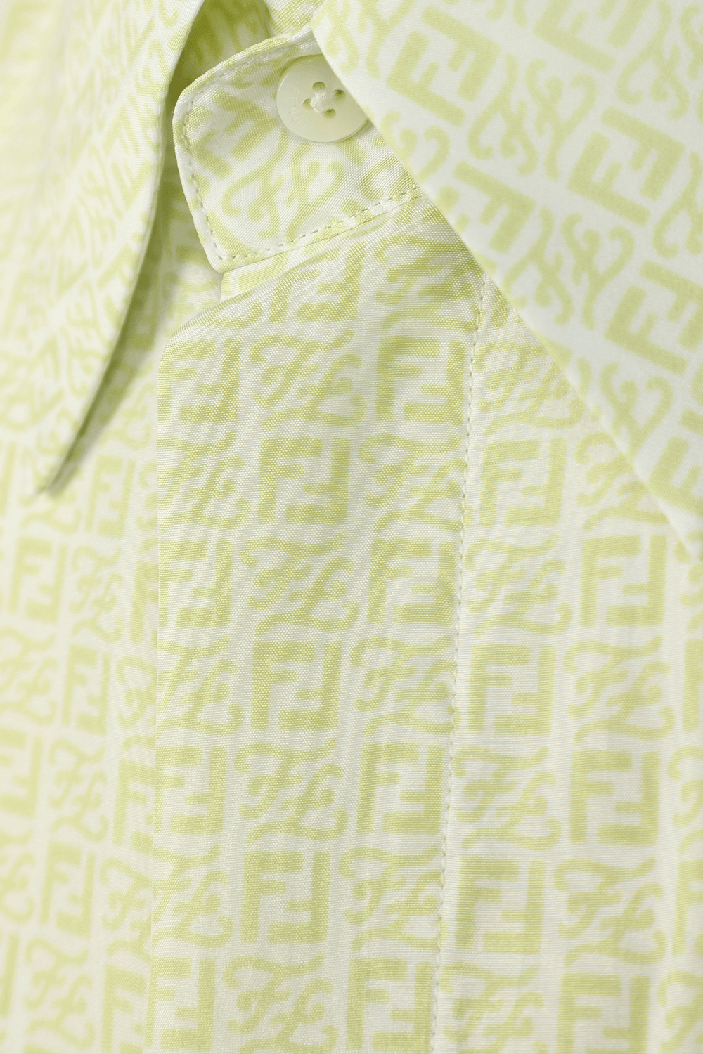 תמונה אחורית של חולצה מכופתרת קצרה צהובה עם פרינט קארליגרפי