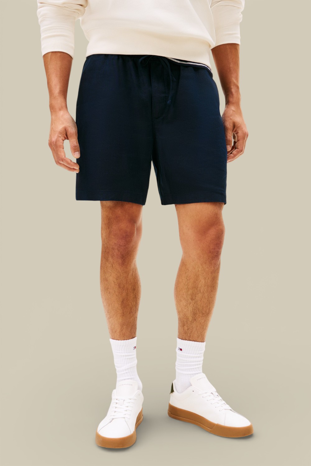 תמונת דוגמן קידמית של מכנסי פשתן קצרים