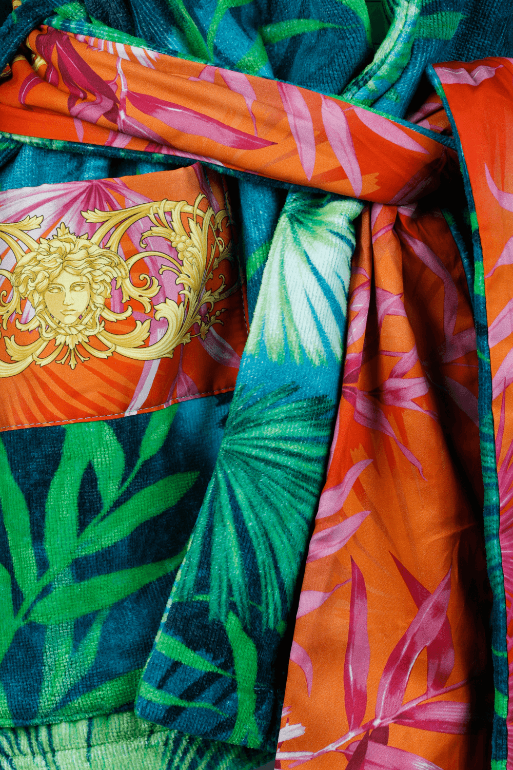 תמונה אחורית של חלוק רחצה בגווני ירוק וכתום עם הדפס ג'ונגל